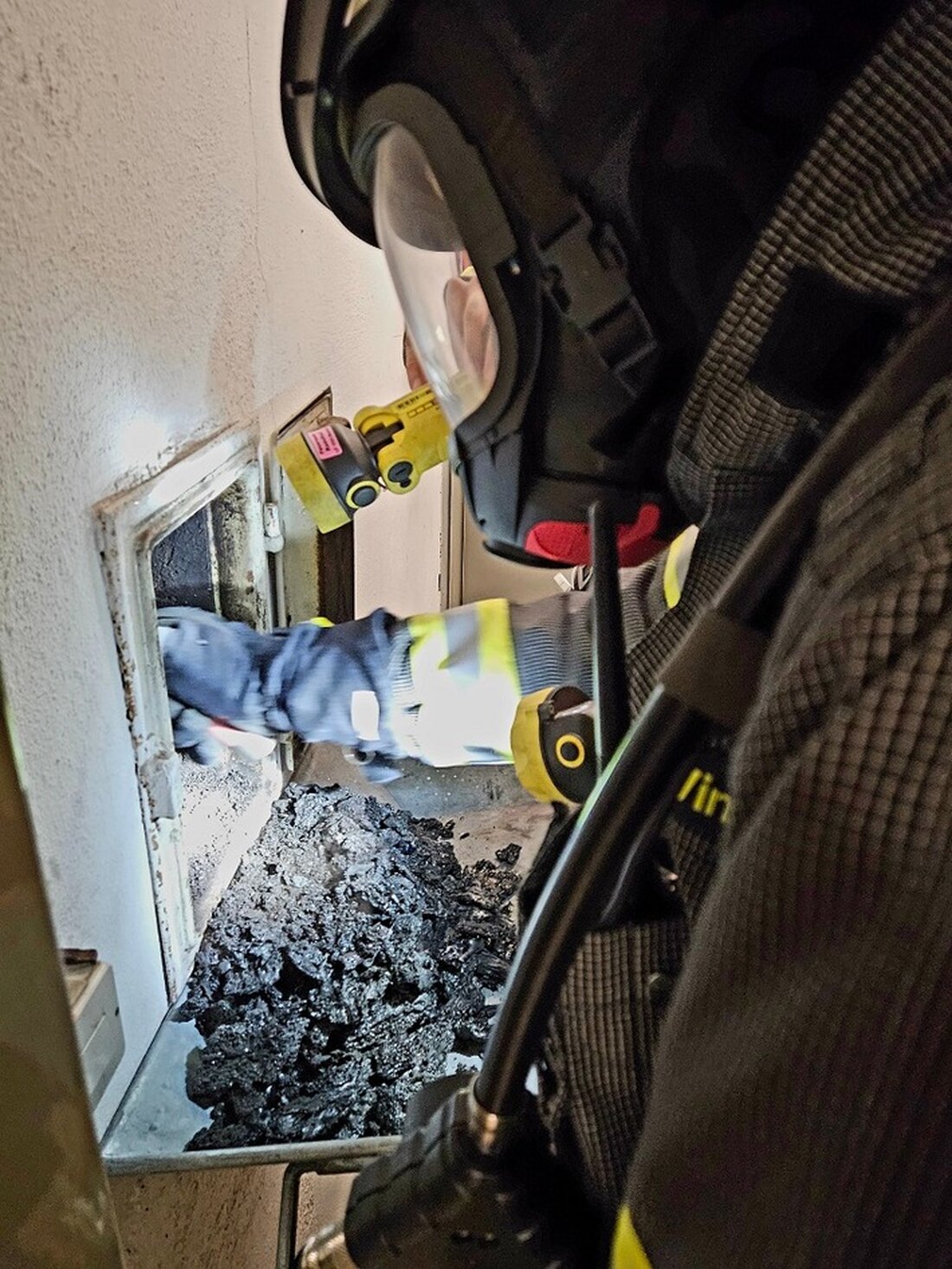 Feuerwehr Radolfzell löst Kaminbrand in der Widerholdstraße am 05.05.2025. Rauchentwicklung führte zu wichtigen CO-Messungen.