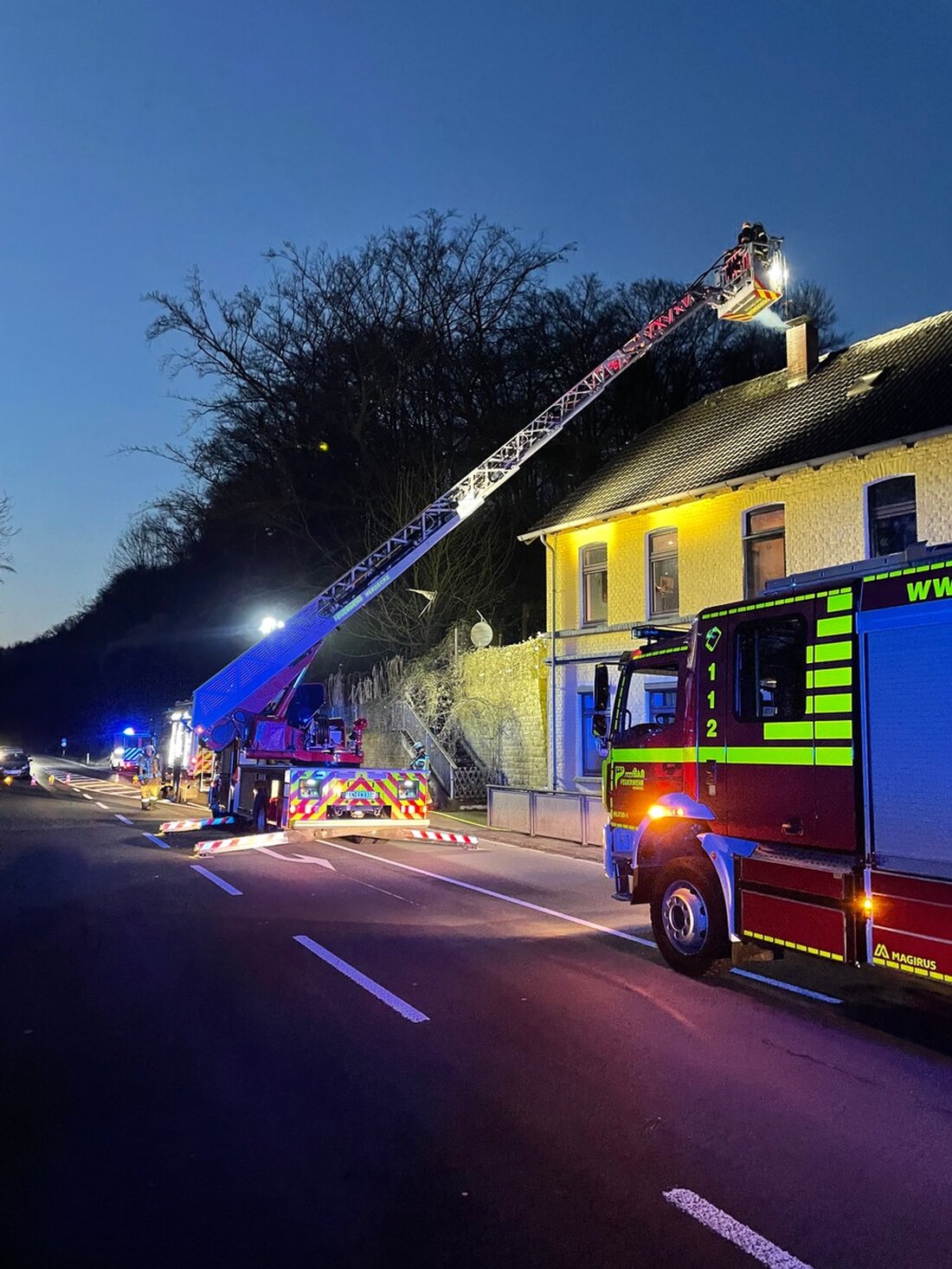 Die Feuerwehr Herdecke rückte am Samstag zu einem Kaminbrand an der Gederner Straße aus. Schäden durch starken Rauch.