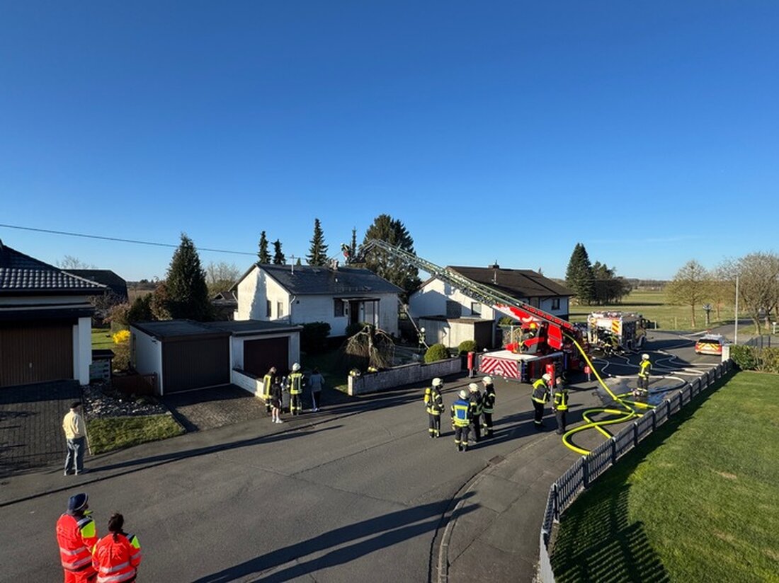 Feuerwehren verhindern größeren Schaden bei Kaminbrand in Höhn-Oellingen. Einsatzkräfte setzten 35 Feuerwehrleute zur Bekämpfung des Feuers ein.