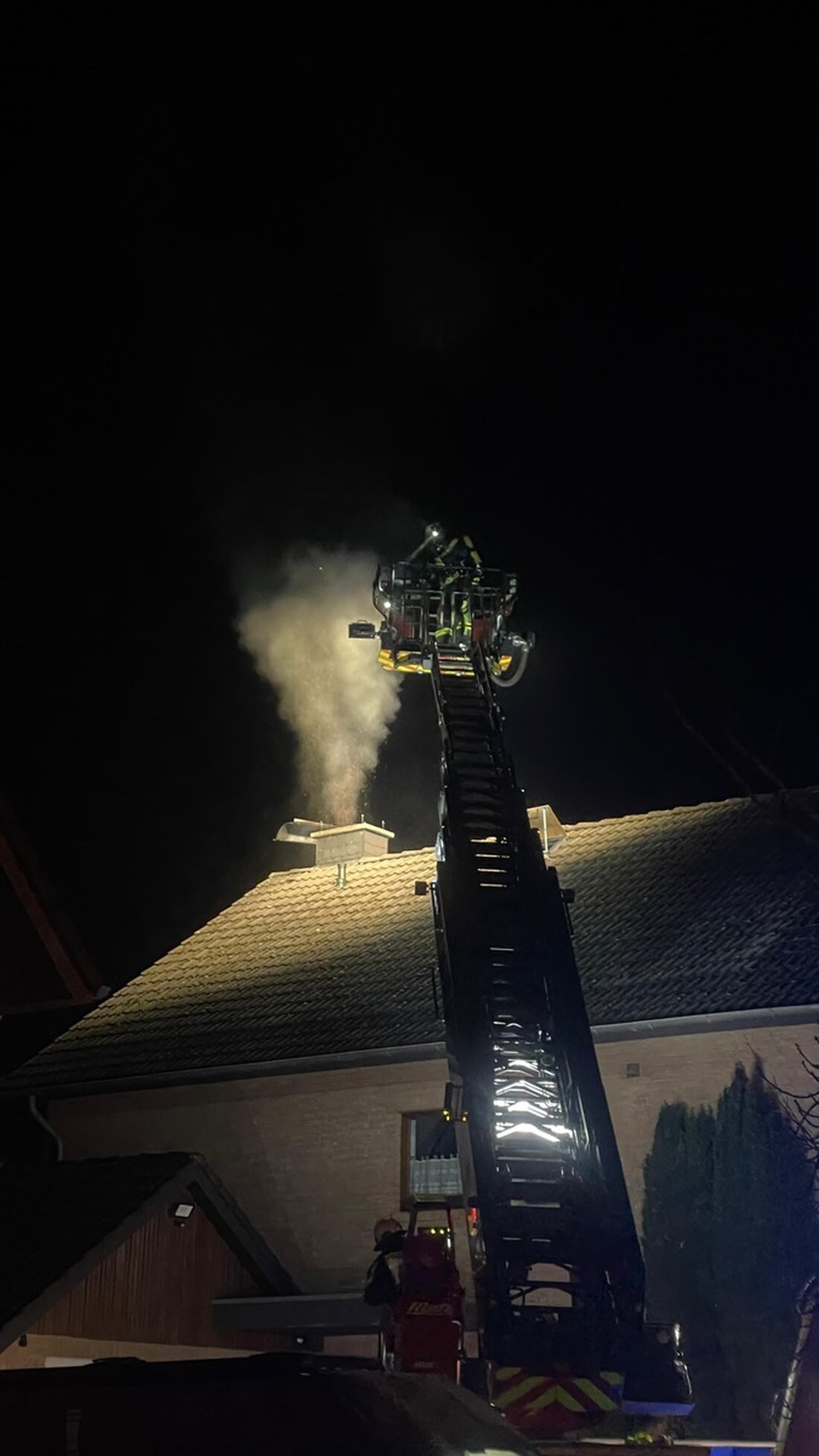 Am Montagabend wurde die Feuerwehr Horn-Bad Meinberg wegen eines Kaminbrands zu einem Wohnhaus im Stadtteil Horn alarmiert.