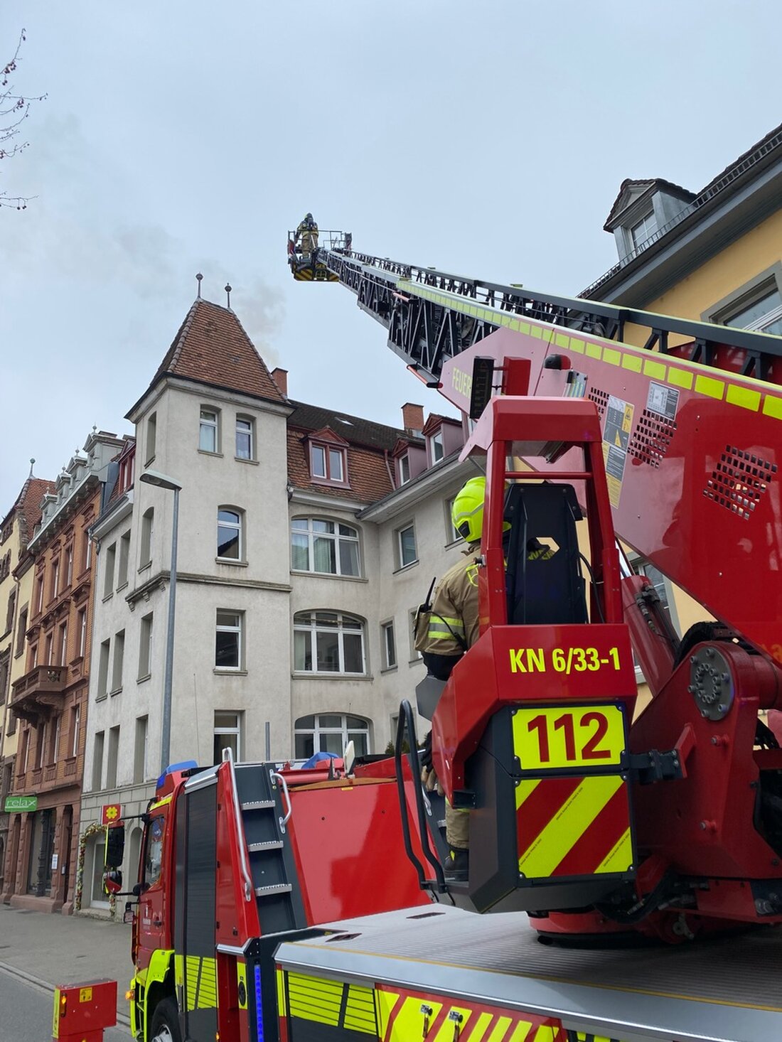 Am 19.02.2025 bekämpfte die Feuerwehr Konstanz einen Kaminbrand in der unteren Laube. Bewohner evakuiert, Einsatz erfolgreich.