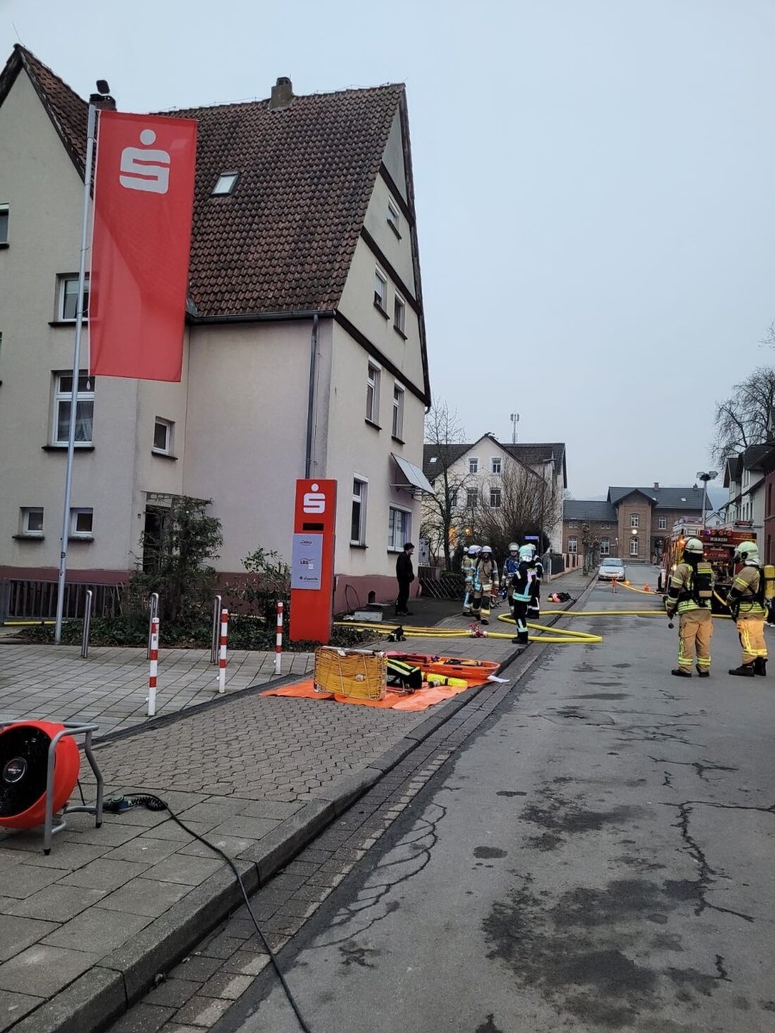 Die Feuerwehr Lügde kämpfte am 12. Februar 2025 gegen einen Kaminbrand in der Bahnhofsstraße, um Verrauchung und Brandgut zu beseitigen.