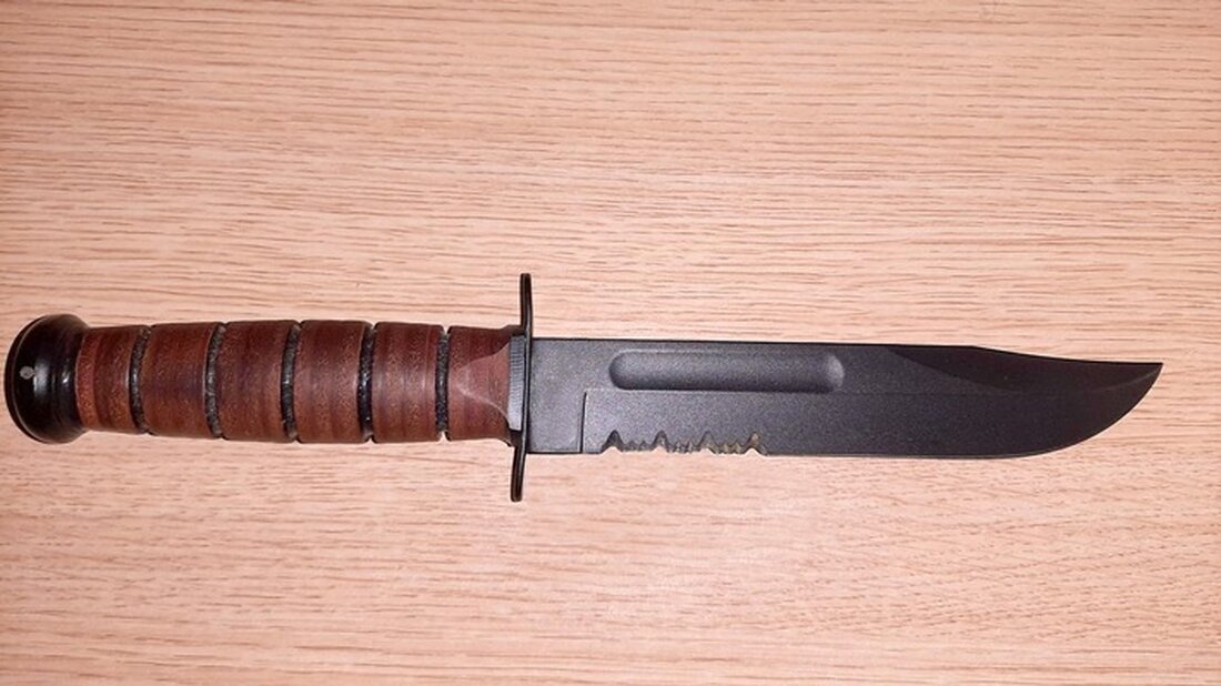 Bundespolizei sichert bei Grenzkontrolle an der A93 ein Kampfmesser aus dem Rucksack eines Reisebusinsassen.