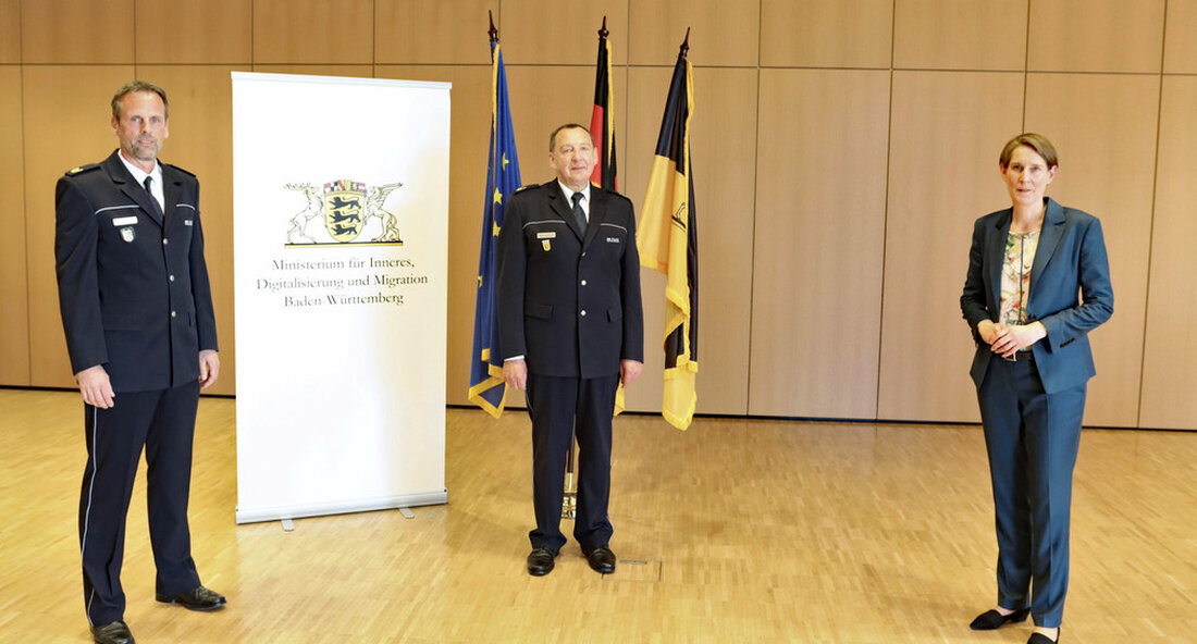 Der Staatspolizeidirektor Karl Himmelhan ist in den Ruhestand getreten. Sein Nachfolger wird Martin Feigl sein, bis jetzt Polizeivizepräsident des Polizeipräsidiums Heilbronn. „In den letzten zwei Jahrzehnten gab es ohne den Staatspolizeidirektor Karl Himmelhan kaum einen herausragenden Polizeieinsatz. Aufgrund seiner ausgeprägten Kompetenz in operativen Angelegenheiten, seiner strategischen Fähigkeiten und seiner bodenständigen, unkomplizierten und sehr kollegialen Art genoss er großen Respekt und Vertrauen sowohl bei seinen Vorgesetzten als auch bei seinen Mitarbeitern. Als Leiter der Abteilung für Operationen im Innenministerium nutzte er sein persönliches Fachwissen, um die Professionalität der Polizei in Baden-Württemberg bei der Abwicklung von Operationen weiter zu verbessern “, sagte …
