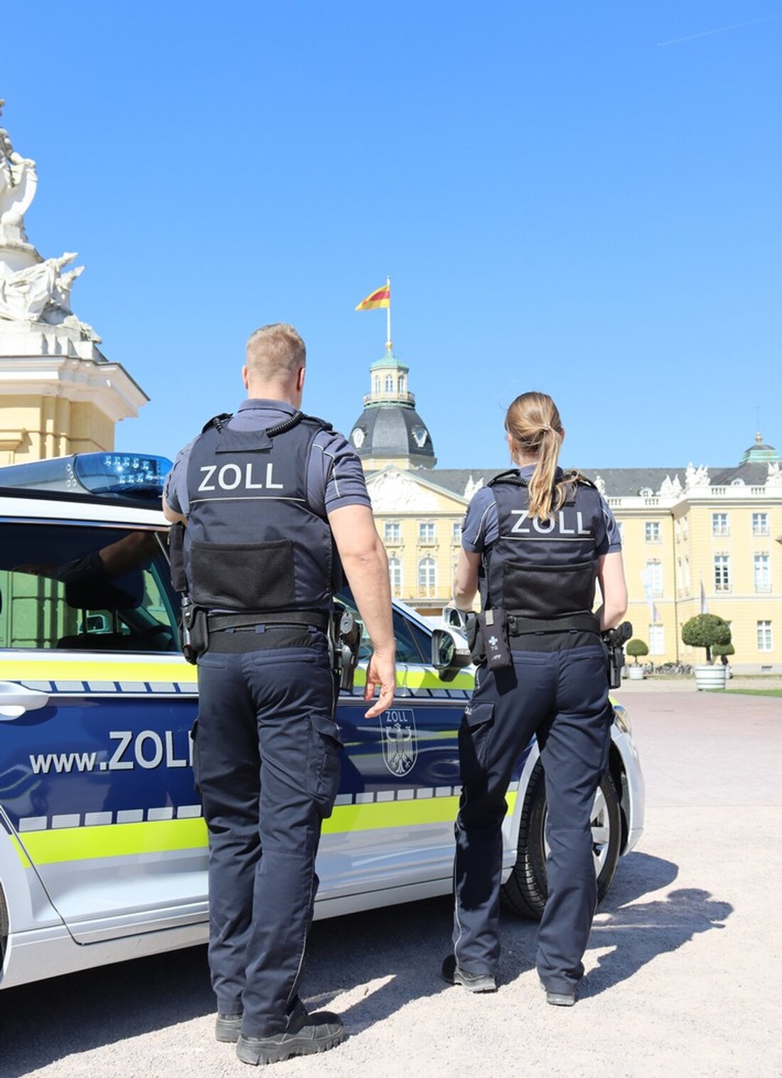 Die Kontrolleinheit Verkehrswege des Hauptzollamts Karlsruhe sichert rund um die Uhr gegen Schmuggel und Verstöße im grenzüberschreitenden Warenverkehr.