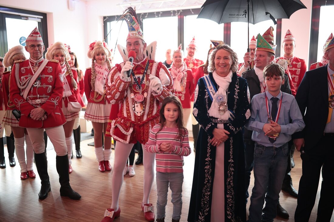 Feuerwehr Ratingen feierte beim 1. Prinzentreffen mit Kinderprinzenpaaren und Gästen, begleitet von fröhlicher Stimmung und leckerem Essen.