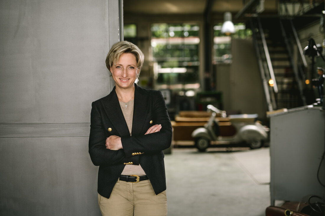 Arbeitsmarktintegration von Geflüchteten – Wirtschafts- und Arbeitsministerin informiert sich über den Job-Turbo Wirtschafts- und Arbeitsministerin Dr. Nicole Hoffmeister-Kraut hat auf ihrer arbeitsmarktpolitischen Reise im Zollernalbkreis zwei Unternehmen besucht, die geflüchtete Menschen aus der Ukraine beschäftigen. Der Fokus lag dabei auf der Arbeitsmarktintegration von Geflüchteten und dem sogenannten Job-Turbo. Laut der Ministerin ist die Integration von Geflüchteten ein sozialer Gewinn und ein wichtiger Beitrag zur Arbeits- und Fachkräftesicherung. Die Ministerin betonte die Bedeutung der Ausstattung der Jobcenter für eine erfolgreiche Arbeitsintegration. Sie forderte ausreichende Mittel für Personal und Integrationsmaßnahmen, da Einsparungen am besten durch die Integration in Arbeit gelingen. Aktuell beziehen …