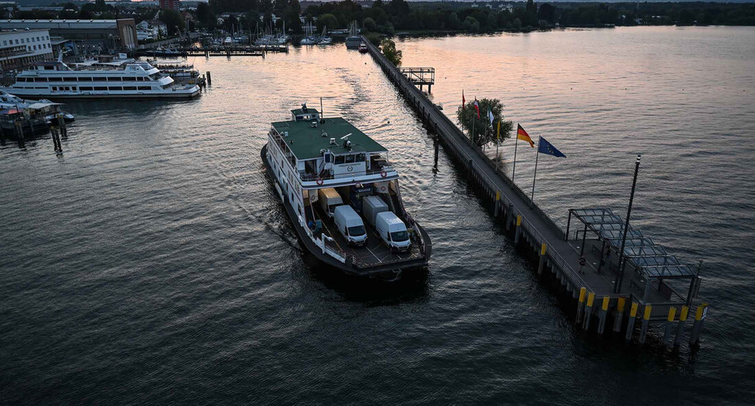 Verkehrsminister Winfried Hermann und der Landrat des Bodenseekreises Lothar Wölfle bedauern das Scheitern der Verhandlungen zur Frequenzerhöhung der Fähre Friedrichshafen-Romanshorn. Im Rahmen der emissionsfreien Bodensee-Initiative sind neue grenzüberschreitende Anstrengungen notwendig. Nach langwierigen Verhandlungen konnten sich der Kanton Thurgau, das Land Baden-Württemberg und der Bodenseekreis nicht auf die Finanzierung der ungedeckten Betriebskosten im Halbstundentakt einigen Fährverbindung Friedrichshafen – Romanshorn etwas. Die Planung für einen saisonalen Halbstundentakt wird daher vorerst nicht fortgesetzt, wie das Verkehrsministerium mitteilte. Die Fähren verkehren weiterhin stündlich. Die saisonale Komprimierung auf halbstündliche Intervalle bleibt ein wichtiges Anliegen Verkehrsminister Winfried Hermann bedauert, dass die Verhandlungen vorerst nicht fortgeführt werden: …