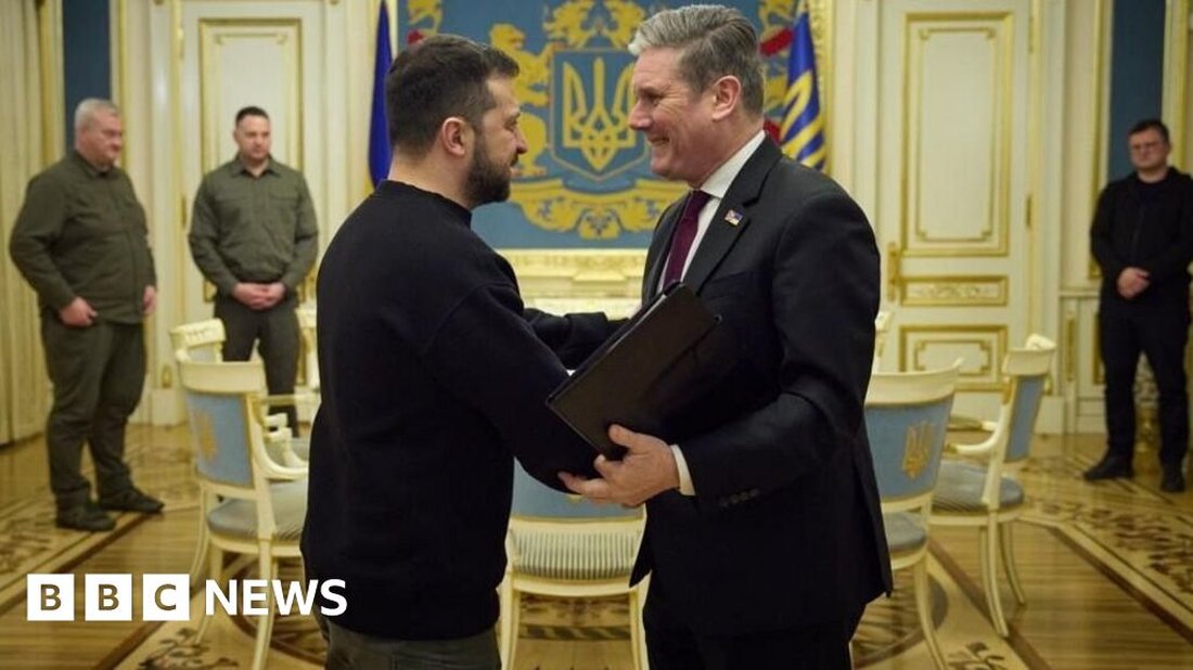 Sir Keir Starmer ist in die Ukraine geflogen, um Labours „unerschütterliche Unterstützung“ für das Land in seinem Krieg mit Russland zu bekräftigen. Der Labour-Führer traf Präsident Wolodymyr Selenskyj in Kiew vor dem Jahrestag der russischen Invasion am 24. Februar nächste Woche. Er reiste auch nach Irpin und Bucha, um die Orte mutmaßlicher Kriegsverbrechen zu besichtigen. Herr Zelensky besuchte letzte Woche London und andere europäische Hauptstädte, um auf die Lieferung von Kampfflugzeugen zu drängen. Sir Keir beschrieb ihr Treffen in Kiew als „sehr konstruktiv … wir konnten die Unterstützung besprechen, die die Ukraine braucht, und die Gerechtigkeit, die sie verdient“. Er …