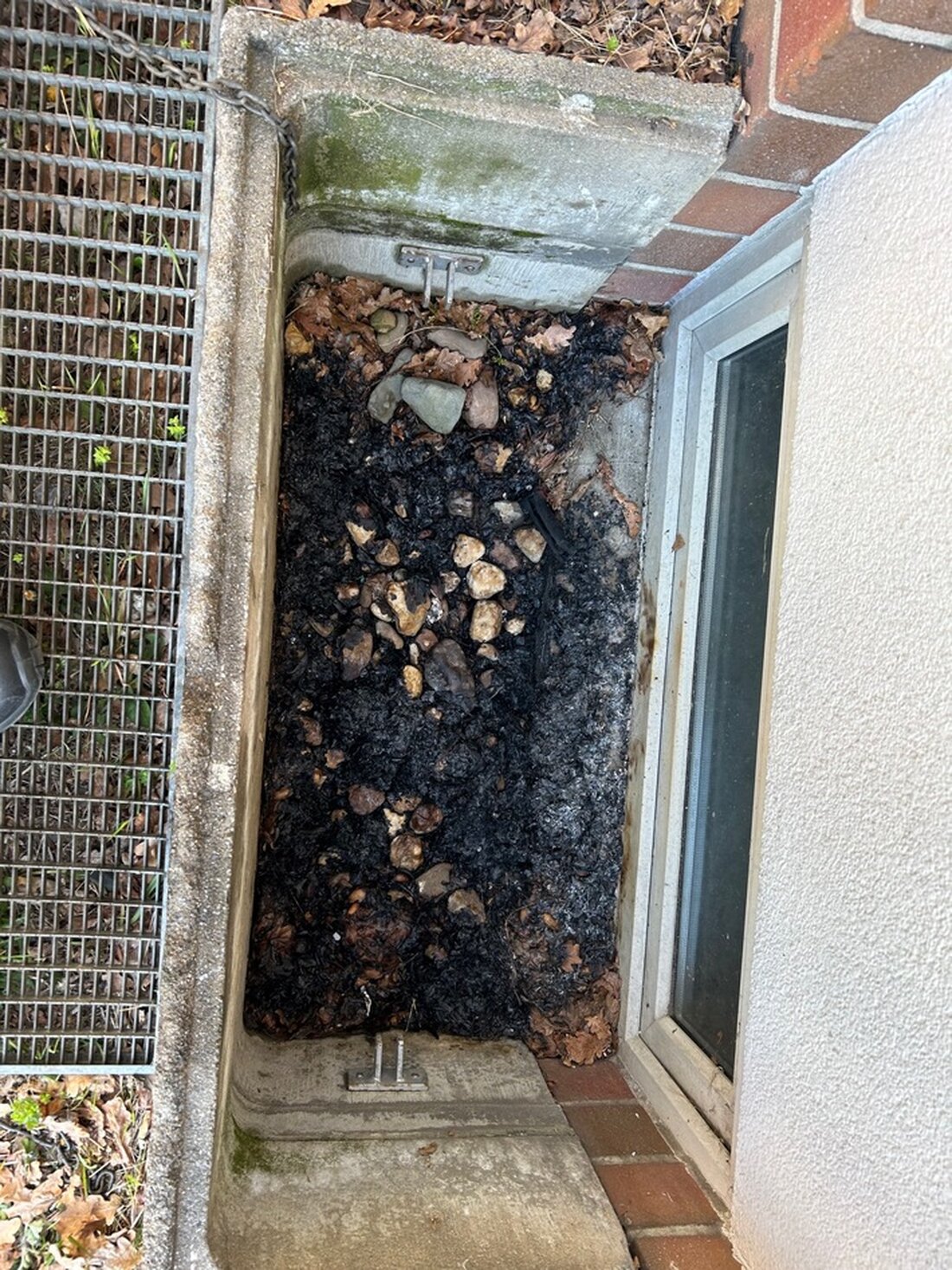 Die Feuerwehr Ratingen wurde am 05.04.2025 um 11:12 Uhr zu einem Kellerbrand in einer Asylunterkunft an der Josef-Schappe-Str. alarmiert.