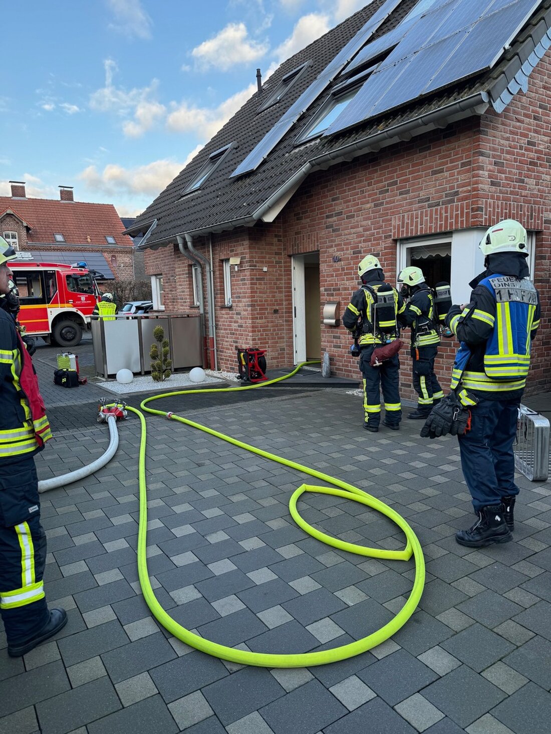 Am Freitagnachmittag kam es in Dinslaken zu einem Kellerbrand in einer Doppelhaushälfte. Die Feuerwehr konnte schnell eingreifen.