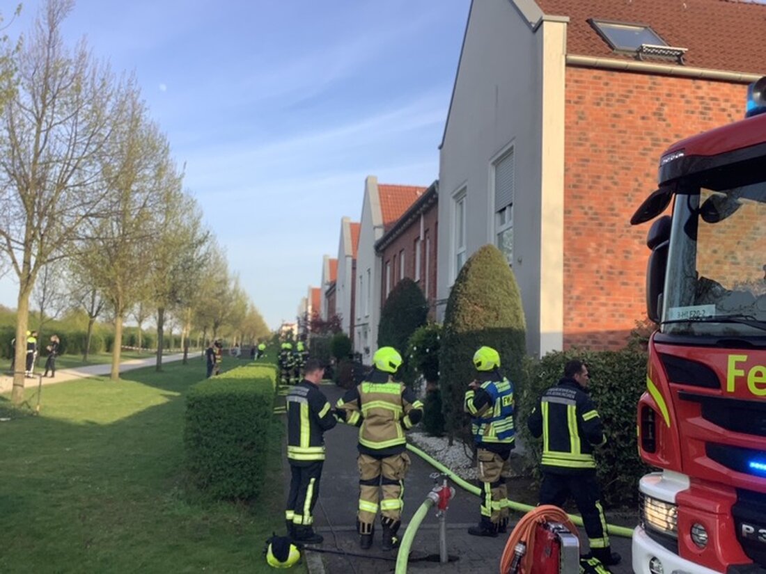 Am Mittwochabend führte ein Kellerbrand in Gelsenkirchen-Horst zu einer Rauchgasvergiftung eines Bewohners. Feuerwehr und Rettungsdienst im Einsatz.