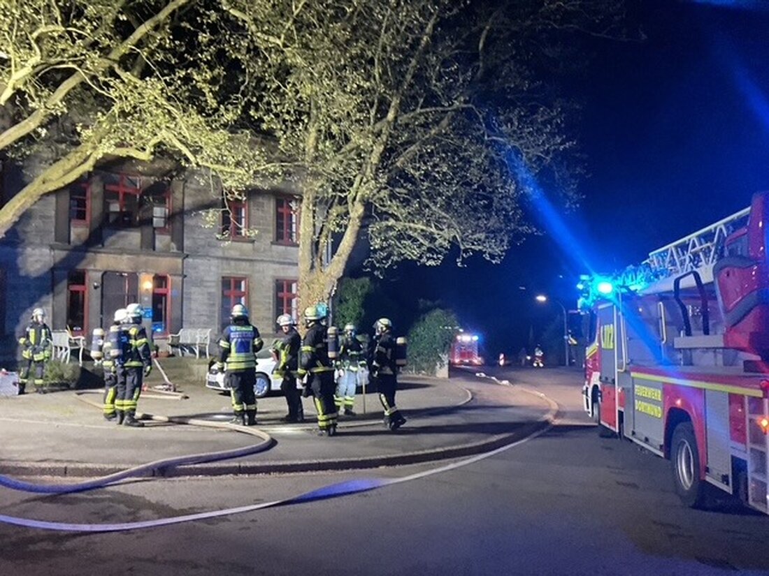 Feuerwehr Dortmund löschte einen Kellerbrand in der Schneiderstraße. Alle Bewohner blieben unverletzt, Einsatz dauerte 90 Minuten.