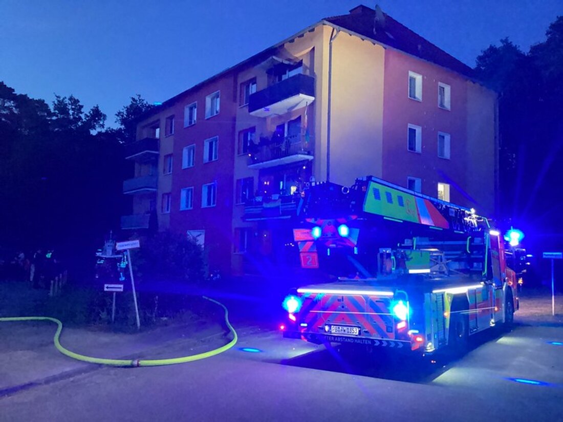 Feuerwehr Paderborn löscht Kellerbrand nach Brandgeruch. Ursache: unsachgemäß gelöschter Holzkohlegrill. Lebensgefahr!