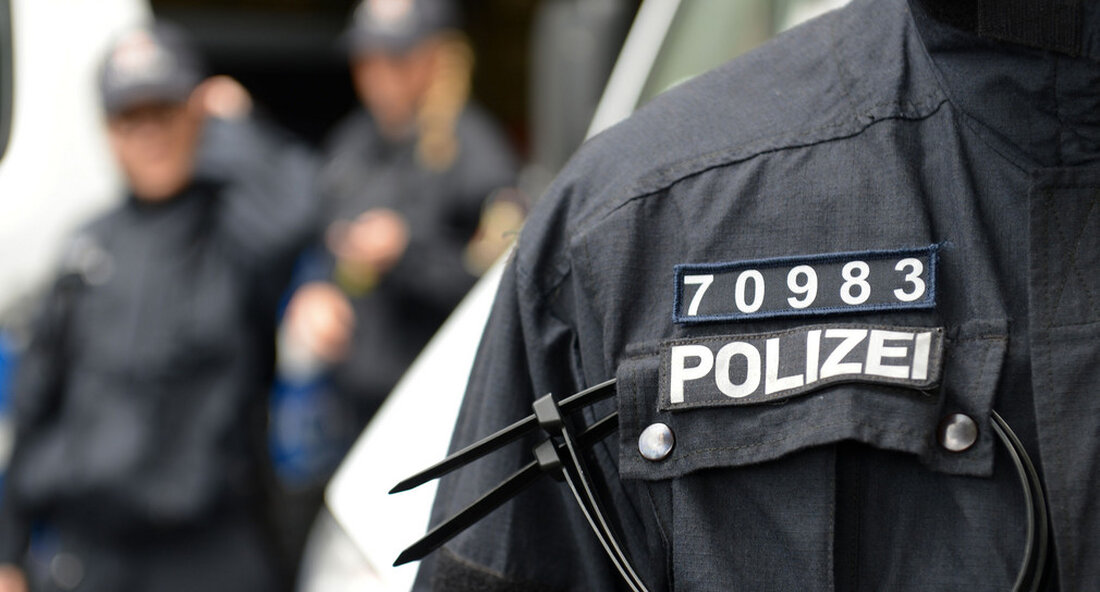 Durch die anonymisierte und individualisierte Kennzeichnung der Polizeibeamtinnen und -beamten in Baden-Württemberg wird eine noch einfachere Zuordnung ermöglicht, um beispielsweise Vorwürfe aufklären und gegebenenfalls entkräften zu können. „Das Vertrauen der Menschen in unsere Polizei ist groß: Dank der hervorragenden Arbeit unserer Polizei leben wir in einem der sichersten Länder weltweit, unsere Polizistinnen und Polizisten arbeiten bürgernah und hochprofessionell. Nun setzen wir eine Vereinbarung aus dem Koalitionsvertrag um und verfeinern die bereits vorhandene Kennzeichnung bei sogenannten stehenden geschlossenen Einheiten, die etwa bei Demonstrationen oder bei Fußballspielen eingesetzt sind. Bei diesen Großlagen sind die eingesetzten Polizeibeamtinnen und Polizeibeamten gut ausgestattet – was …