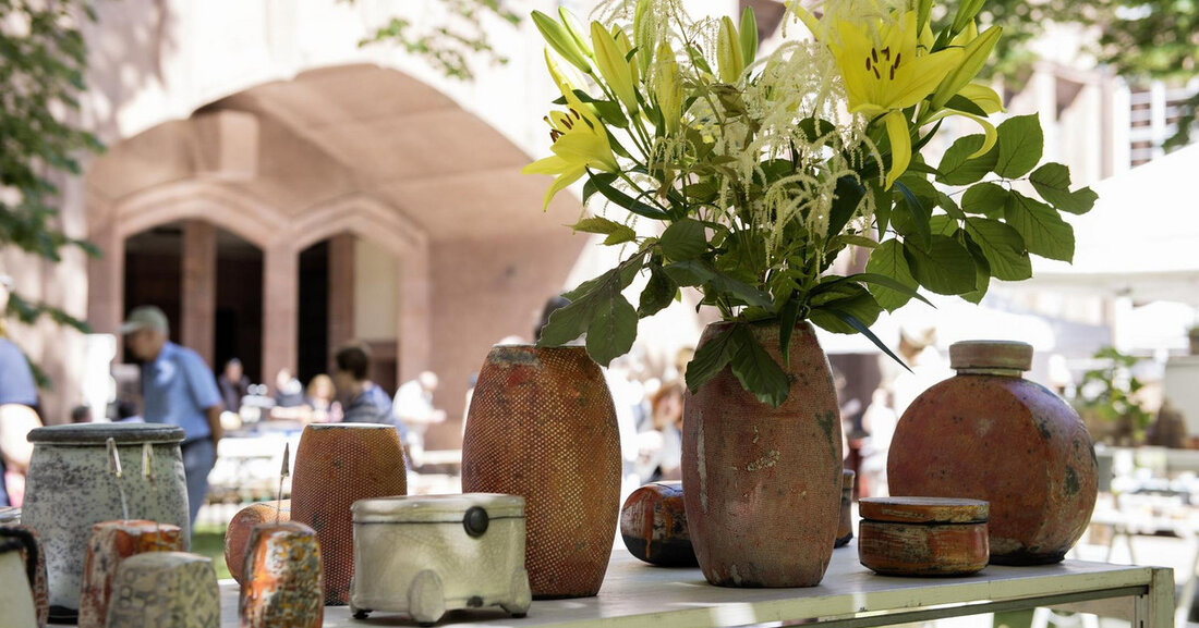 Keramikmarkt im Grassi am 10. und 11. Juni 2023 Beim nunmehr neunten Keramikmarkt in den begrünten Innenhöfen des Grassimuseums am 10. und 11. Juni 2023 präsentieren und verkaufen an die 60 von einer Jury ausgewählte Keramikerinnen und Keramiker ihre aktuellen Arbeiten. © Esther Hoyer Die Teilnehmenden kommen aus dem deutsch­sprachi­gen Raum, aus Japan, Frank­reich, Polen und Tschechien. Von Gebrauchskeramik bis hin zu freien künstlerischen Objekten reicht das Angebot. Zarte Porzellantassen stehen neben kraft­vollen Gefäßen aus dem Holzbrand und figürlichen Keramiken. Die verschiedensten Herstellungs- und Brenntechniken – wie Raku oder Salzbrand – sind vertreten. Kinder und Erwachsene können sich während des &hellip;