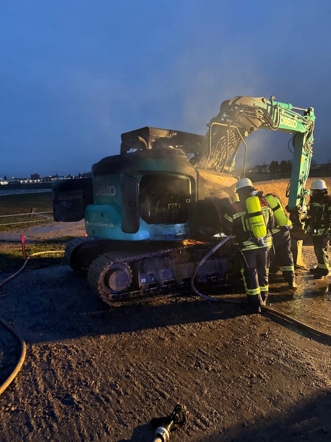 Feuerwehr Offenburg löschte heute Morgen einen Kettenbaggerbrand auf einer Baustelle in Bühl. Schwer beschädigt, mögliche Bodenverunreinigung.