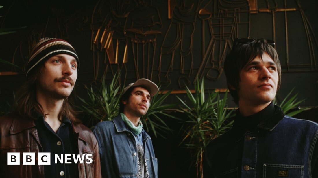 Eine in Kiew ansässige Band hat ihr neues Album, das darauf abzielt, Spenden für die Ukraine zu sammeln, in Middlesbrough auf Vinyl in limitierter Auflage gepresst. Die Rockband Love’n’Joy sagt, sie nutze ihre Musik, um Freunde zu unterstützen, „die Ukraine an vorderster Front zu verteidigen“. Der Erlös ihres zweiten Albums „Half Home“, das 2022 veröffentlicht wurde, geht an die Musicians Defend Ukraine Foundation. Leadsänger Anton Pushkar sagt, er hoffe, dass die Gelder „einen Haufen Menschen retten“ können. Love’n’Joy beendeten die Aufnahmen des Albums mit neun Titeln in ihrem Heimstudio in Kiew nur wenige Tage vor der russischen Invasion in der …