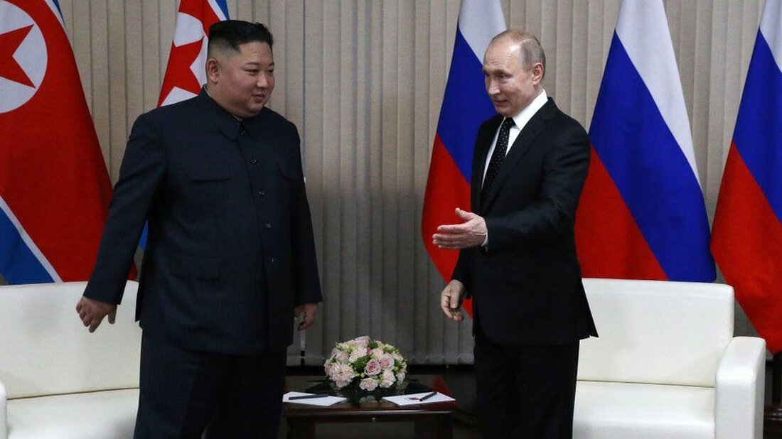 Nordkoreas Machthaber Kim Jong Un hat offenbar seine Reise nach Wladiwostok zu einem Gipfeltreffen mit dem russischen Präsidenten Wladimir Putin angetreten. Der Panzerzug, den Herr Kim für Auslandsbesuche nutzt, sei offenbar abgefahren, berichteten südkoreanische Medien unter Berufung auf einen Regierungsbeamten. Das Treffen wird voraussichtlich bereits am Dienstag Ortszeit stattfinden. Die russische Nachrichtenagentur Interfax hatte zuvor berichtet, dass ein Besuch von Herrn Kim „in den kommenden Tagen“ erwartet werde. Sollte das Gipfeltreffen mit Herrn Putin zustande kommen, wäre es die erste internationale Reise des nordkoreanischen Staatschefs seit mehr als vier Jahren und die erste seit der Pandemie. Die beiden Staats- und …