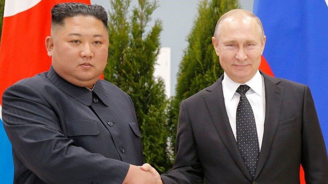 Nordkoreas Machthaber Kim Jong Un plant, diesen Monat nach Russland zu reisen, um Präsident Wladimir Putin zu treffen, sagte ein US-Beamter dem US-Partner der BBC, CBS. Die beiden Staats- und Regierungschefs würden die Möglichkeit besprechen, dass Nordkorea Moskau mit Waffen zur Unterstützung seines Krieges in der Ukraine versorgen könnte, sagte der Beamte. Der genaue Ort des geplanten Treffens ist unklar. Laut Quellen der New York Times wird Herr Kim höchstwahrscheinlich mit einem gepanzerten Zug reisen. Das mögliche Treffen findet statt, nachdem das Weiße Haus mitgeteilt hatte, es lägen neue Informationen darüber vor, dass die Rüstungsverhandlungen zwischen den beiden Ländern „aktiv …
