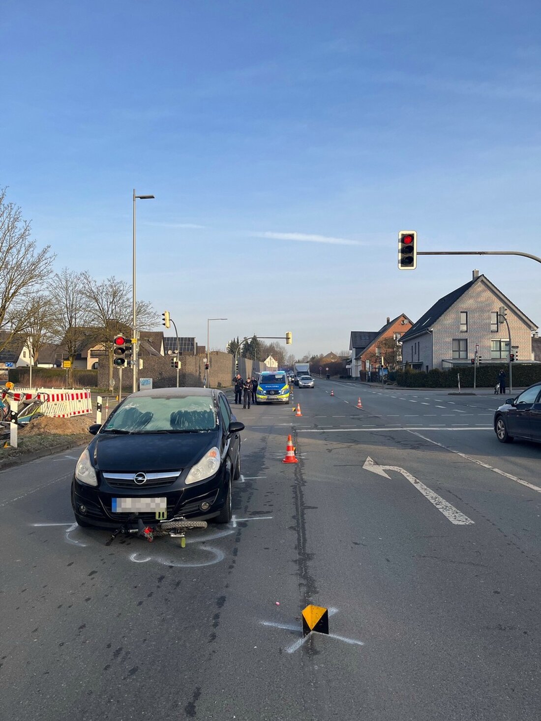 Ein sechsjähriges Kind wurde in Bielefeld an einer Kreuzung von einem Auto erfasst, als die Sicht der Fahrerin eingeschränkt war.