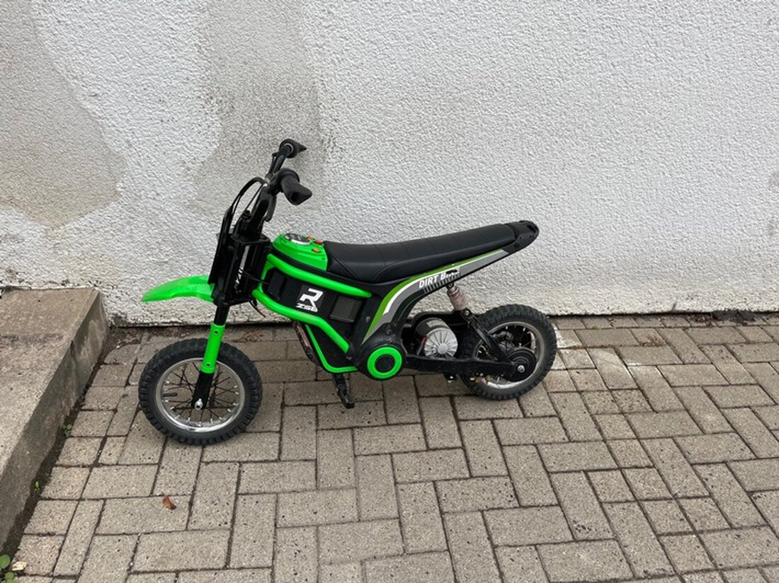 Im neuen Polizeibericht aus Soest wird ein beeindruckendes Foto von Kindern auf einem Motorrad präsentiert, das für Berichterstattung genutzt werden kann.