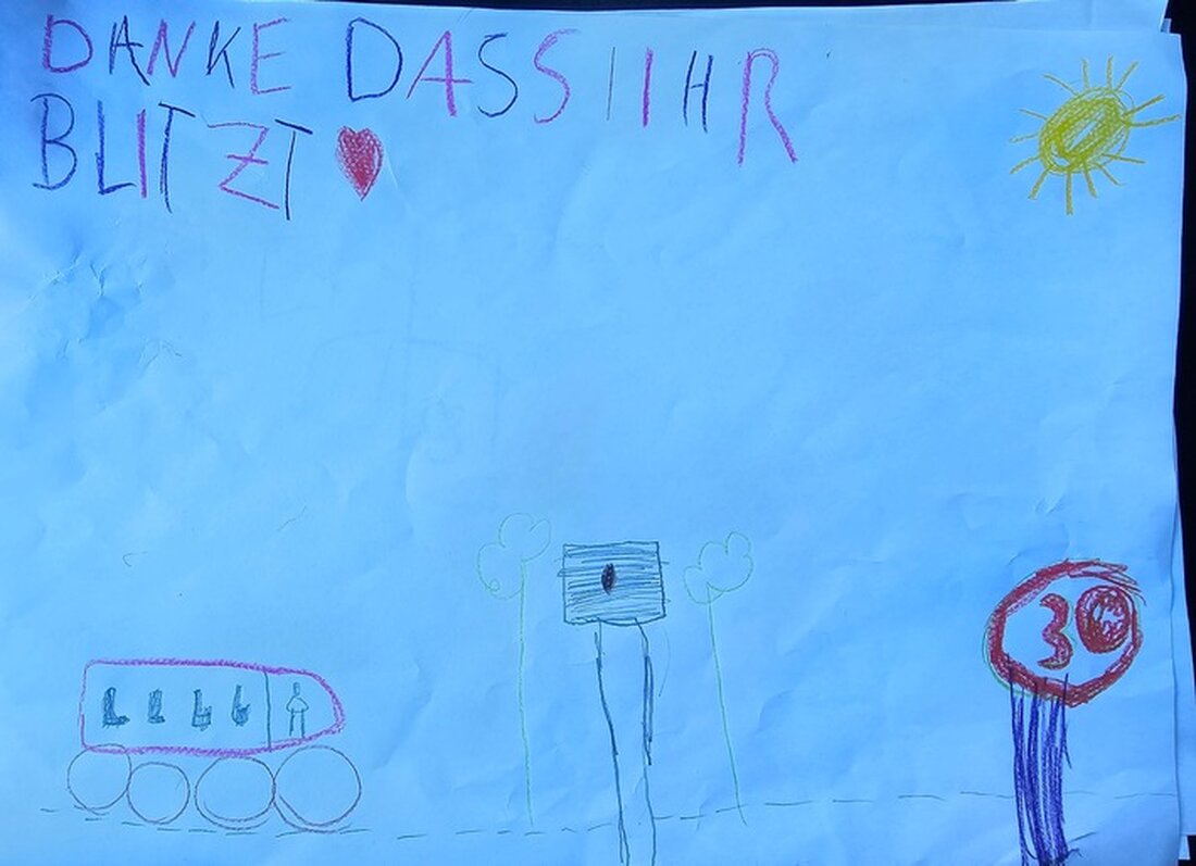 Kinder aus Hemer-Bredenbruch überraschten den Radarwagenfahrer mit Bilder. Ein schöner Moment für Verkehr und Gemeinschaft!
