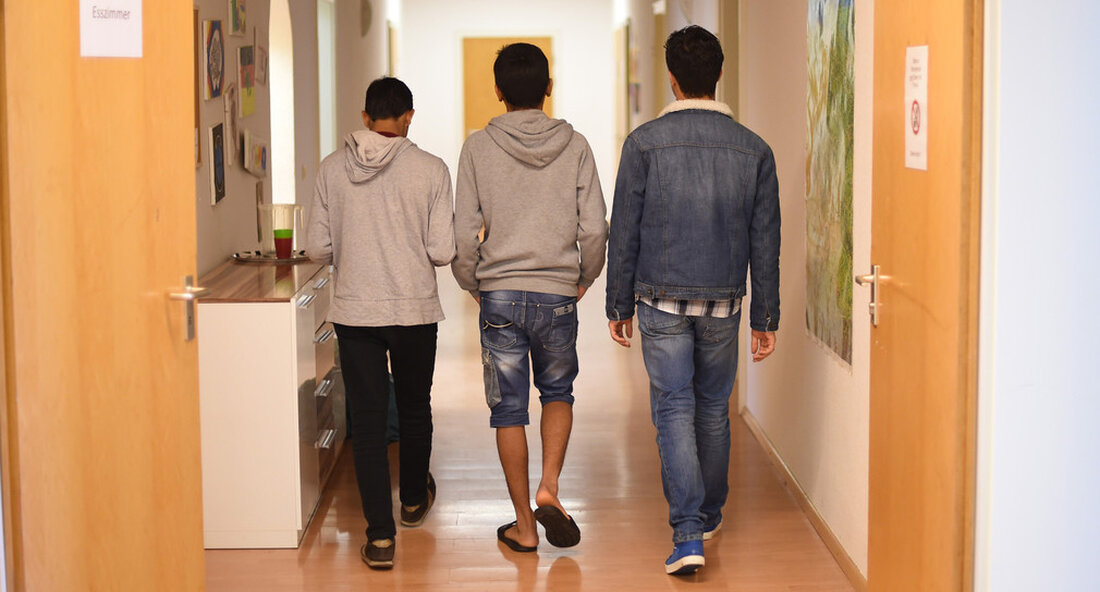 Die Zahl der in Baden-Württemberg registrierten Migranten wird im ersten Halbjahr 2021 wieder spürbar steigen, wird aber noch unter dem Wert von 2019 vor der Pandemie liegen. Damit sind das Ankunftszentrum in Heidelberg und die Erstaufnahmeeinrichtungen bereits stark belastet. Die Zahl der in Baden-Württemberg registrierten Migranten ist im ersten Halbjahr 2021 gegenüber dem Vorjahr noch einmal spürbar gestiegen. Die Zahl liegt noch unter der des ersten Halbjahres 2019 vor Beginn der Corona-Pandemie. Die Corona-bedingten Vorkehrungen sind jedoch für die Erstaufnahmeeinrichtungen im Land mit erheblichem Aufwand verbunden. Das hat Baden-Württembergs Staatssekretär für Migration Siegfried Lorek kommuniziert. Im ersten Halbjahr 2021 haben …