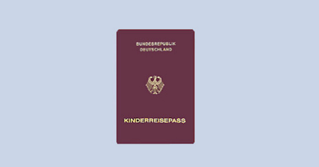 Kinderreisepass entfällt ab Januar 2024 Ab Januar 2024 wird es in den Bürgerbüros nicht mehr möglich sein, Kinderreisepässe neu ausstellen, verlängern oder aktualisieren zu lassen. Diese Neuregelung geht auf das Gesetz zur Modernisierung des Pass-, Ausweis- und ausländerrechtlichen Dokumentenwesens zurück, das zu Beginn des Jahres in Kraft tritt. Zwei Ausweisdokumente ersetzen bereits den Kinderreisepass: Bei Reisen innerhalb der EU genügt ein Personalausweis, auch für Kinder. Für Reiseziele außerhalb der EU ist in der Regel ein Reisepass erforderlich. Die Kosten für ein Personalausweis für Personen unter 24 Jahren belaufen sich auf 22,80 Euro, während der Reisepass 37,50 Euro kostet. Beide Dokumente …
