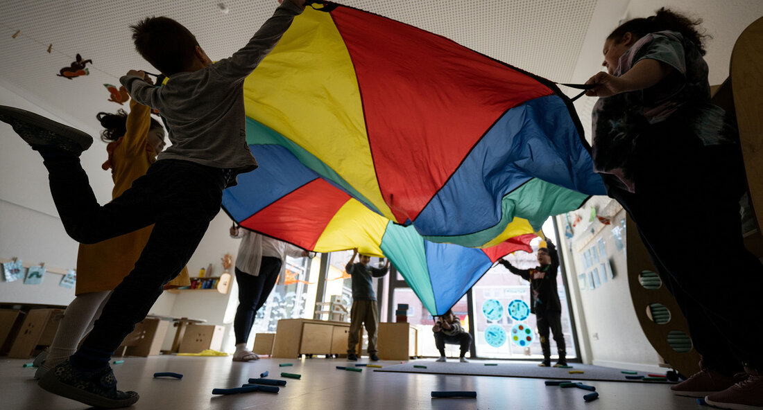Baden-Württemberg rollt Inklusionskonzept für Kitas flächendeckend aus Baden-Württemberg hat in den letzten vier Jahren wertvolle Erkenntnisse aus einem Modellversuch zur Inklusion in Kindertageseinrichtungen gesammelt. Der „Modellversuch Inklusion“ (MoVe In) hat effektive Ansätze zur Unterstützung von Kita-Teams bei der Arbeit mit behinderten und nichtbehinderten Kindern untersucht. Die Ergebnisse der umfassenden Evaluation sind jetzt veröffentlicht worden und zeigen positive Auswirkungen auf die inklusive Förderung in den Kitas. Staatssekretär Volker Schebesta erläuterte die Pläne zur landesweiten Implementierung: „Es ist sinnvoll, die Teams in den Kitas zu stärken und zu unterstützen.“ Insgesamt haben acht Stadt- und Landkreise an dem Modellversuch teilgenommen, in denen Fachkräfte …