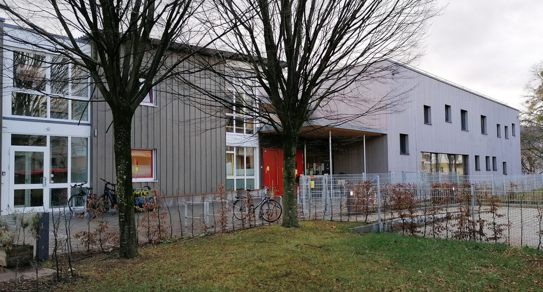 Mit einer Förderung von rund 790.000 Euro wurde die Kindertagesstätte „Tausendfühler“ in Freiburg erfolgreich saniert und erweitert. Mit ihrem inklusiven und integrativen Ansatz trägt die Kita zum sozialen Zusammenhalt im Stadtteil bei. Die Sanierung des Bestandsgebäudes und die Erweiterung des Kindertagesstätte „Tausend Fühler“ in Freiburg mit Hilfe von Stadtentwicklungsförderung sind fertiggestellt. Mit rund 790.000 Euro – davon rund 658.000 Euro vom Bund – förderte das Ministerium für Landesentwicklung und Wohnungsbau die Sanierung und den Neubau im Rahmen der Investitionspaket zur sozialen Integration im Stadtteil gefördert. Die Kita befindet sich in der Stadt Regenerationsgebiet „Haslach Südost“das vom Ministerium für Landesentwicklung und …