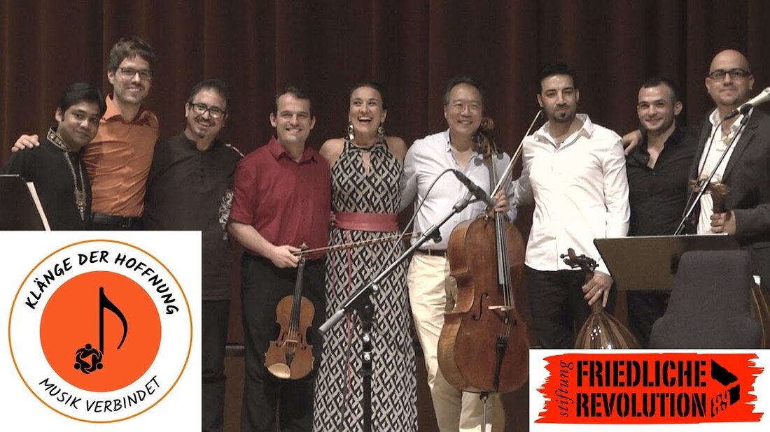 Musik: Robert Schumann: „Aus fremden Ländern und Menschen“ Arrangement von Tilmann Löser Ensemble Hoffnungsklänge Ali Pirabi – Santur (Iran) Basel Alkattrieb – Oud (Syrien) Ghandi Aljrf – Tombak und Gesang (Syrien) Karolina Trybala – Gesang (Polen) Mostofa Jahangir – Schlagzeug (Bangladesch) Samuel Seifert – Violine (Deutschland) Tilmann Löser – Klavier (Deutschland) und als spontane Gäste: Thabet Azzawi – Oud (Syrien) Yo-Yo Ma, Violoncello (Frankreich, USA) Aufgenommen am Samstag, 1. September 2018 im Gewandhaus zu Leipzig, Mendelssohn-Saal anlässlich der Diskussion „Kultur als Brücke für Zusammengehörigkeit in Vielfalt?“ Ensemble Sounds of Hope Ali Pirabi – Santur (Iran) Basel Alkatrieb – Oud (Syrien) …