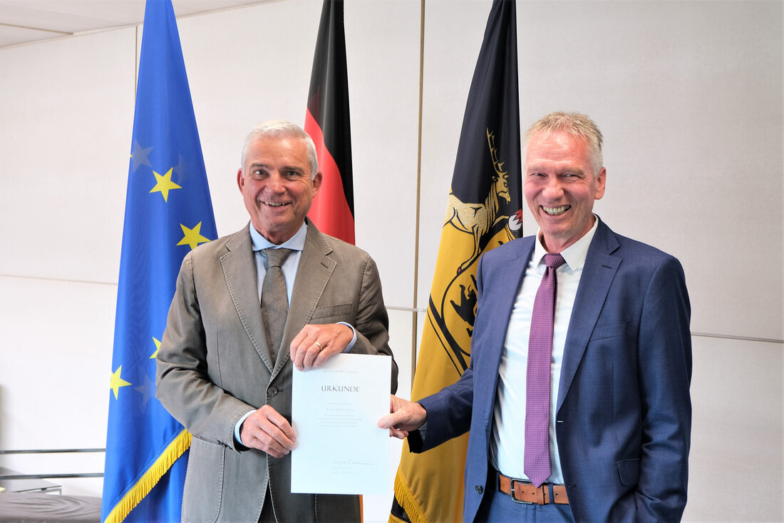 Innenminister Thomas Strobl verabschiedet Landeskriminaldirektor Klaus Ziwey in den Ruhestand Stuttgart, 31. August 2023 – Der Innenminister von Baden-Württemberg, Thomas Strobl, hat den langjährigen Landeskriminaldirektor Klaus Ziwey in den wohlverdienten Ruhestand verabschiedet. In seiner dienstlichen Laufbahn hat Ziwey zahlreiche Spitzenpositionen innerhalb der Polizei Baden-Württemberg bekleidet und gilt als herausragende Persönlichkeit mit versiertem kriminalistischen Sachverstand und hervorragenden Führungsqualitäten. Ziwey, der als äußerst kollegialer Charakter bekannt ist, hat während seiner Karriere in der Polizei immer auf Augenhöhe mit seinen Mitarbeiterinnen und Mitarbeitern agiert und ist stets auf dem Boden geblieben. Sein berufliches Engagement wird als beispielgebend angesehen, und er hat sich nicht …