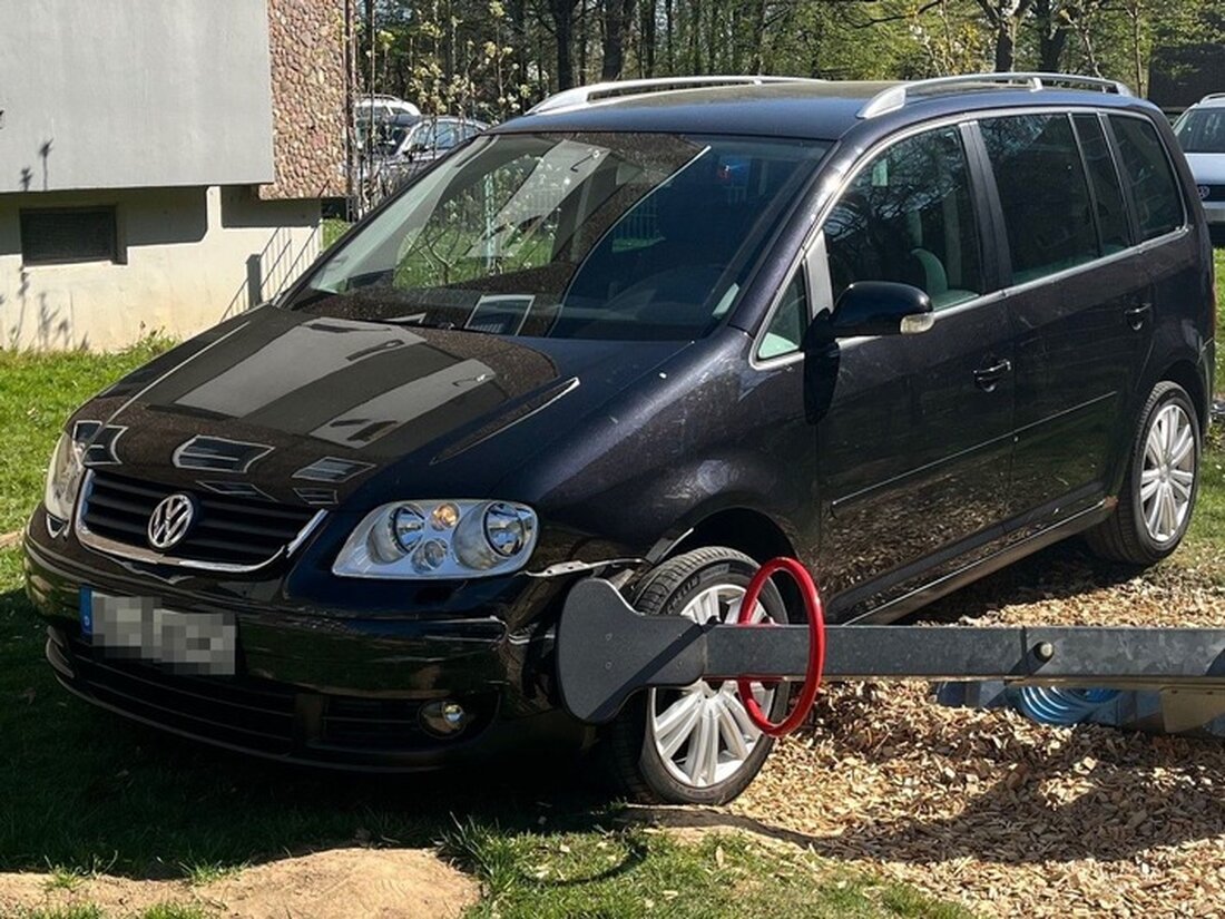 Ein vierjähriger Junge fuhr am Sonntagnachmittag mit dem Auto seiner Eltern auf einen Spielplatz in Bielefeld und verursachte Sachschäden.