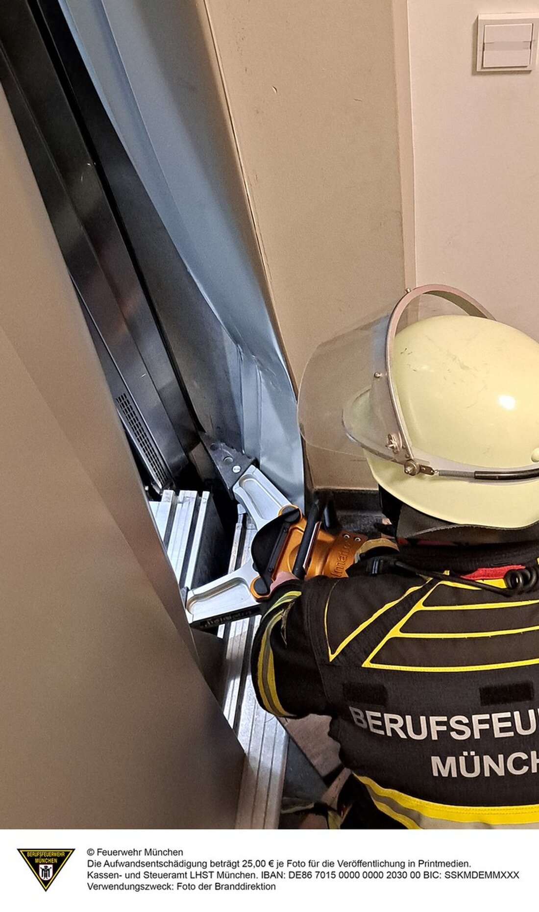 Feuerwehr München befreit 2-jährige aus Aufzug in Neuhausen. Nach misslungenen Rettungsversuchen wurde gewaltsam geöffnet.
