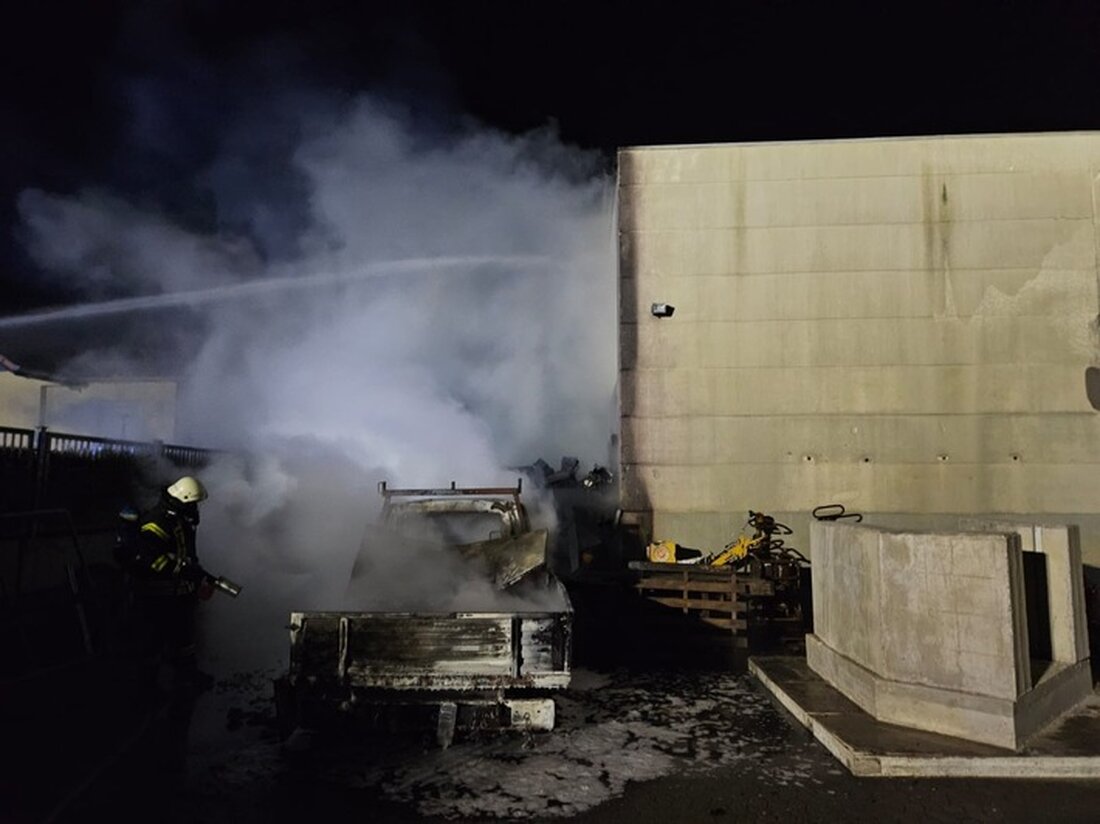In Grasdorf brannte früh am Morgen ein Kleintransporter auf einem Firmengelände. Feuerwehr konnte schnellen Brandlöschen. Schadenshöhe: 20.000 Euro.