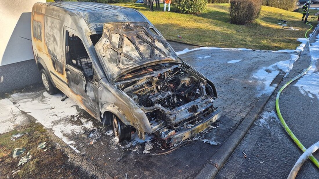 Am 08. März 2025 brannte ein Kleintransporter in Kölbingen vollständig aus. Feuerwehren verhinderten Schlimmeres.