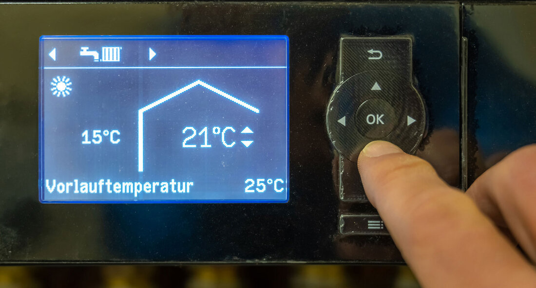 Klimaschutzziele in Baden-Württemberg in greifbarer Nähe: Umwelt- und Energieministerin verkündet positive Prognose Die Umwelt- und Energieministerin von Baden-Württemberg, Thekla Walker, verkündete kürzlich, dass die Ziele des Klimaschutzgesetzes des Landes in greifbarer Nähe liegen. Laut einer Vorausberechnung von Treibhausgas-Emissionen für die Jahre 2030 und 2040 zeigt sich, dass einige Sektoren die gesteckten Ziele bereits übererfüllen. Dennoch betonte die Ministerin, dass weiterhin gesellschaftliche Anstrengungen erforderlich seien, um die Klimaziele zu erreichen. Ein besonders positiver Trend ist im Gebäudesektor zu verzeichnen, der das Ziel für 2030 bereits übererfüllt. Die Bürgerinnen und Bürger in Baden-Württemberg nutzen die Programme zur Sanierung von Gebäuden überdurchschnittlich stark, …