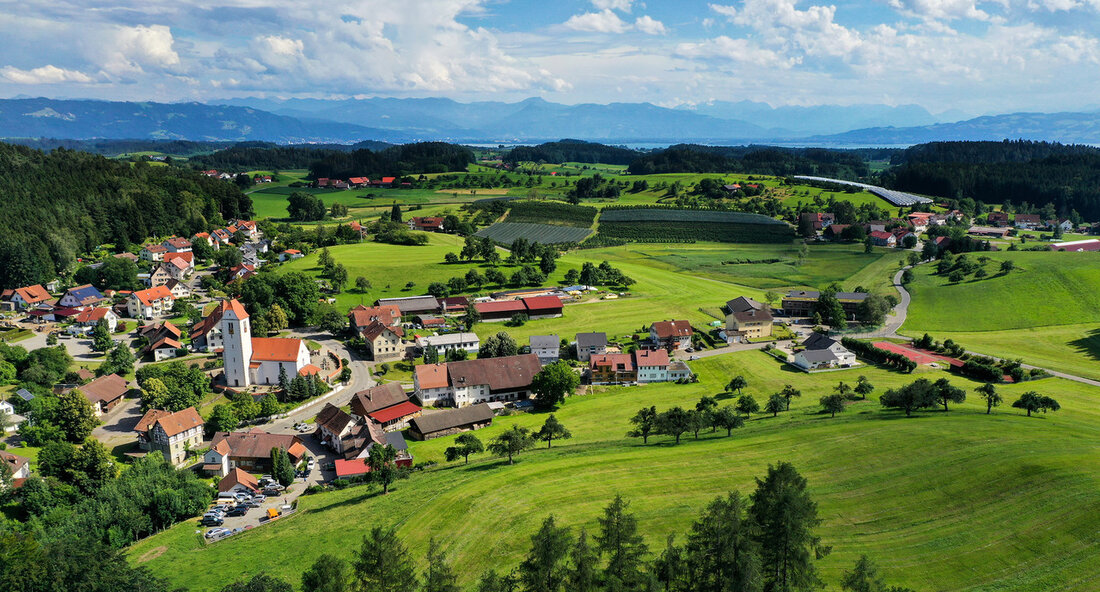 Titel: Baden-Württemberg fördert Technologieführer im Ländlichen Raum In der 22. Auswahlrunde der Förderlinie „Spitze auf dem Land! Technologieführer für Baden-Württemberg“ hat das Land sechs innovative Unternehmen im Ländlichen Raum unterstützt. Durch diese Förderung werden kreative Köpfe gestärkt, um die Technologieführerschaft Baden-Württembergs weiter auszubauen. Der Minister für Ernährung, Ländlichen Raum und Verbraucherschutz, Peter Hauk, betonte die Bedeutung von Technologieführern für die Zukunftsgestaltung und den Wettbewerbserfolg des Landes. Die gezielte Steigerung der Innovationsausgaben durch das Förderprogramm „Spitze auf dem Land! Technologieführer für Baden-Württemberg“ zielt nicht nur auf die Schaffung neuer Arbeitsplätze ab, sondern fördert auch nachhaltiges Wirtschaftswachstum und technologischen Fortschritt. Insbesondere kleine …