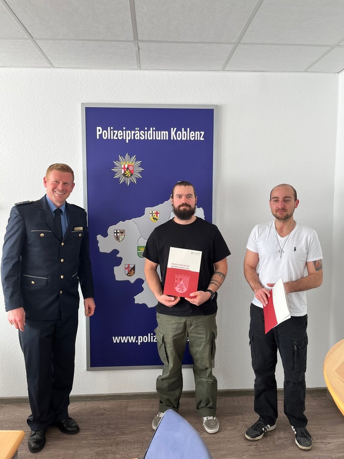 Polizei Koblenz ehrte zwei Männer für couragiertes Eingreifen bei Körperverletzung. Anerkennung für Zivilcourage in der Altstadt.