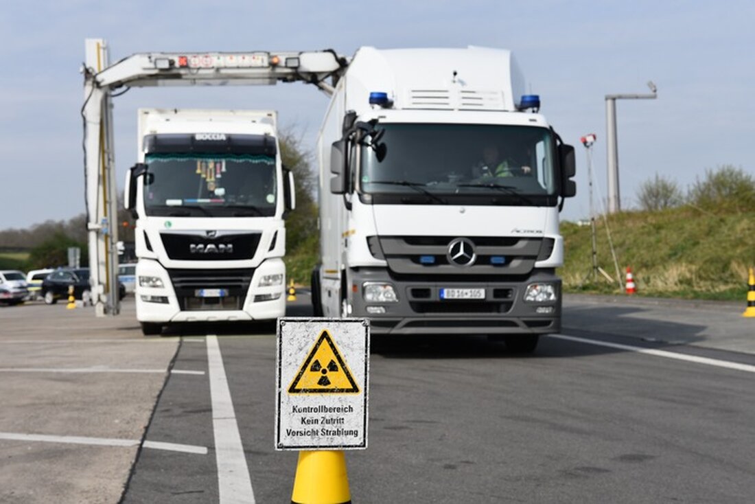 Kölner Zoll stoppt Drogen-Schmuggel im Wert von über einer Million Euro. Röntgentechnik deckt versteckte Ware in LKW auf.