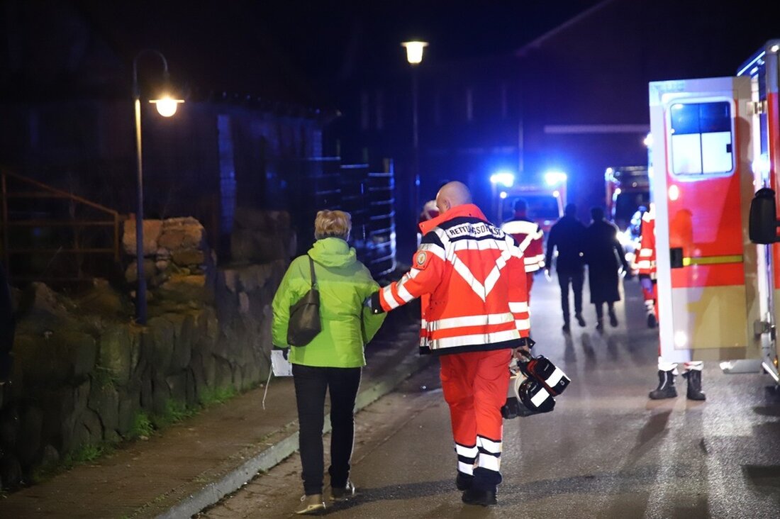 In Mözen klagten 12 Grillgäste über Kohlenmonoxidvergiftung. Feuerwehr und Rettungsdienst waren schnell vor Ort und leiteten Erste Hilfe ein.
