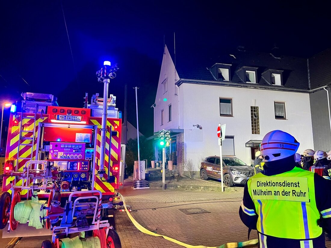 Feuerwehr Mülheim an der Ruhr im Einsatz nach Kohlenmonoxid-Austritt. Eine Person verstorben, Sicherheitshinweise zur Gefahr des Gases.