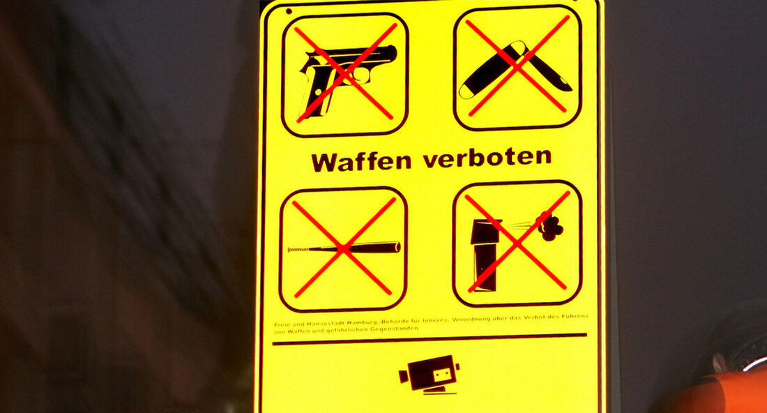 Das Kabinett hat Verordnungen zur Einrichtung von Waffenverbotszonen beschlossen. Damit bekommen die Kommunen einen zusätzlichen, maßgeschneiderten Baustein für mehr Sicherheit im öffentlichen Raum. „Baden-Württemberg ist in Sachen Sicherheit seit Jahren spitze. Auch wenn die Menschen in unserem Land sehr sicher leben, so haben wir doch eines vor Augen: Wir wollen es jeden Tag noch ein bisschen sicherer machen. Heute bekommen die Kommunen grünes Licht, um bei Bedarf eine Waffenverbotszone einzurichten. Das ist ein zusätzlicher, maßgeschneiderter Baustein für mehr Sicherheit im öffentlichen Raum, mit einem klaren Ziel: Wir dämmen die Waffendelikte weiter ein und stärken damit das Sicherheitsgefühl der Menschen im …