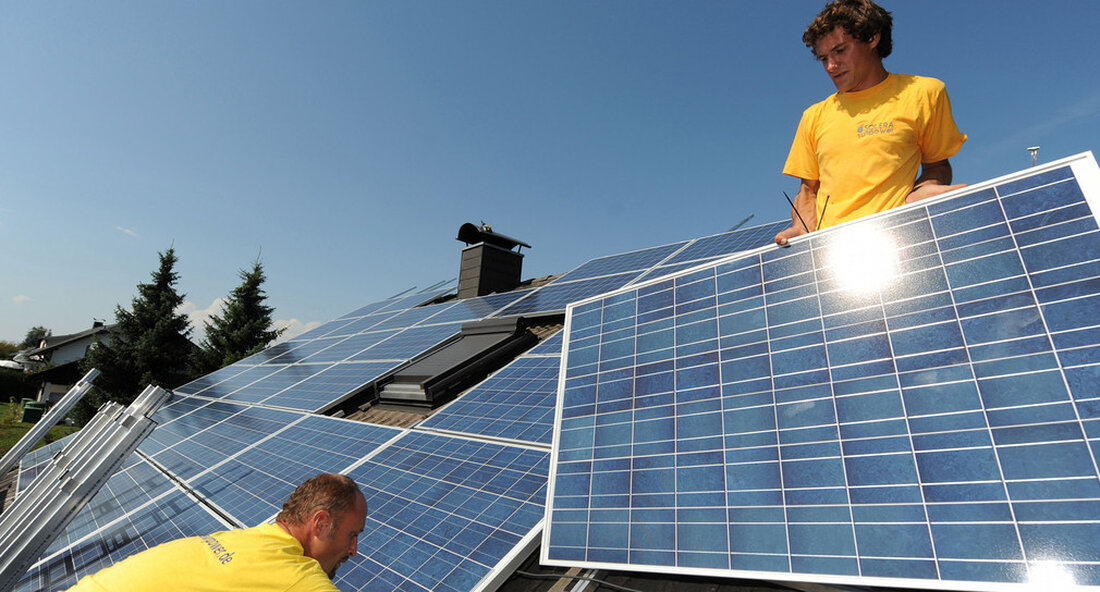 Photovoltaik wird 2022 für alle Neubauten Pflicht. Das gilt zunächst für alle Nichtwohngebäude wie Firmendächer oder Parkplätze. Ab Mai werden auch private Bauherren benötigt. Die Solaroffensive in Baden-Württemberg nimmt im kommenden Jahr 2022 wieder Fahrt auf. Bereits zum 1. Januar müssen Photovoltaikanlagen auf allen neuen Nichtwohngebäuden wie Firmendächern oder Hallen, sowie auf Parkplätzen von eine Größe von 35 Parkplätzen. Ab dem 1. Mai 2022 werden auch private Bauherren gefordert. „Baden-Württemberg will bis 2040 klimaneutral sein – fünf Jahre früher als die Bundesregierung. Photovoltaik ist neben der Windenergie ein wesentlicher Bestandteil des Ausbaus der erneuerbaren Energien, der Schaffung von Versorgungssicherheit und …