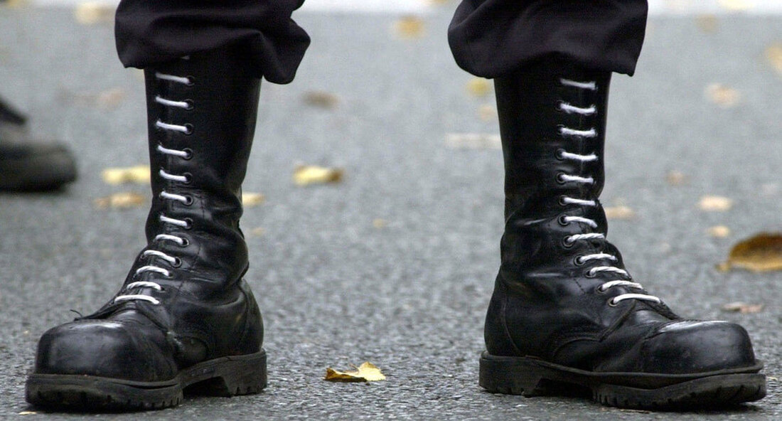 Der Prozess gegen die Rechtsextremisten „Gruppe S“ beginnt vor dem Oberlandesgericht Stuttgart. Baden-Württemberg hat die rechtsextremistischen Bemühungen fest im Blick und geht mit äußerster Härte gegen sie vor. Zu Beginn des Prozesses gegen die Rechtsextremisten „Gruppe S“ zuvor Oberlandesgericht Stuttgart erklärte Innenminister Thomas Strobl: „Wir haben rechtsextremistische Bemühungen fest im Visier und gehen mit äußerster Härte gegen sie vor. Wir nehmen die Bedrohung durch Rechtsextremismus sehr ernst. Wir wissen, dass sich Menschen insbesondere in den digitalen Raum zurückziehen und dass dort antisemitische, rassistische Echokammern entstehen. Die Hemmschwelle im Internet sinkt, die digitale Begegnung fanatischer Menschen beschleunigt die Radikalisierung. Und wir …