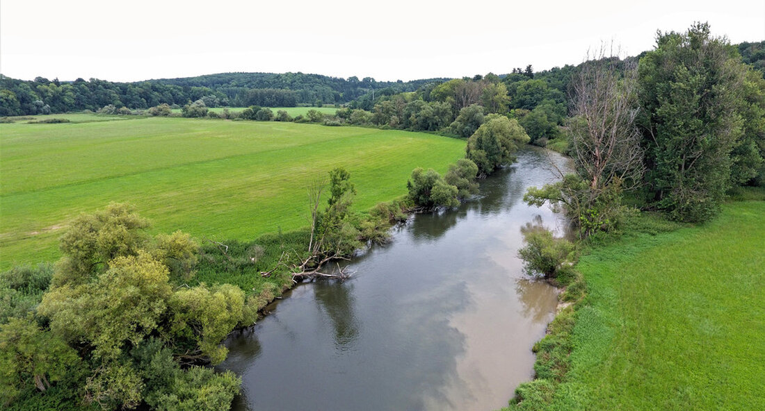 Baden-Württemberg hat die Pläne und Maßnahmen für Rhein und Donau für den kommenden Bewirtschaftungszyklus 2022 bis 2027 der Wasserrahmenrichtlinie veröffentlicht. Dadurch soll der Zustand der Gewässer weiter verbessert werden. Eine der wichtigsten europäischen Umweltrichtlinien ist Wasserrahmenrichtlinie (WRRL). Ihr Ziel: einen guten Zustand der europäischen Gewässer zu erreichen und ihre ökologische Funktionsfähigkeit wiederherzustellen. Wesentliche Instrumente hierfür sind die Managementpläne und die dazugehörigen Maßnahmenprogramme, die jeweils für einen Zeitraum von sechs Jahren erstellt werden. Für den kommenden Bewirtschaftungszyklus 2022-2027 hat Baden-Württemberg die Bewirtschaftungspläne für die Einzugsgebiete von Rhein und Donau veröffentlicht. „Trotz aller Fortschritte immer noch nicht da“ „Unsere Flüsse, Seen und …