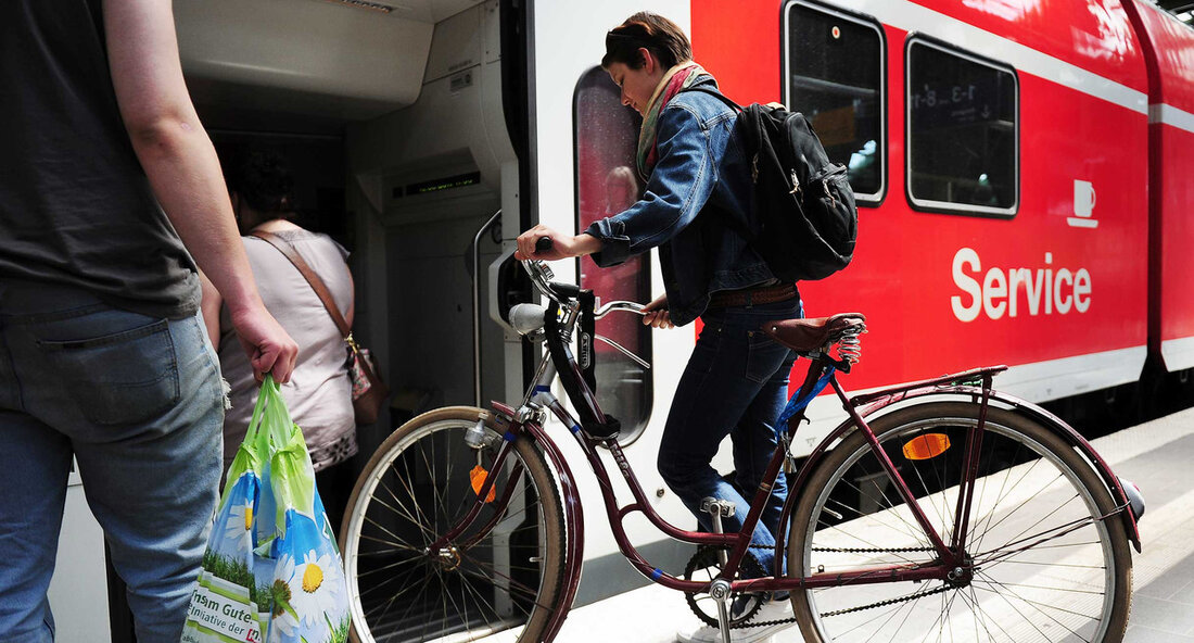 Die Schwarzwaldbahn bleibt in den Händen von DB Regio Das Verkehrsministerium Baden-Württemberg setzt auf Kontinuität und hat sich entschieden, den Verkehrsvertrag für die Schwarzwaldbahn zwischen Karlsruhe und Konstanz bis mindestens 2029 zu verlängern. Die technisch anspruchsvolle Strecke, die das Rheintal mit dem Bodensee verbindet, wird weiterhin von DB Regio betrieben. Der Vertrag kann zwar schon zu Ende 2029 erstmalig wieder gekündigt werden, aber bis dahin bleibt das Unternehmen für den Betrieb verantwortlich. Die Entscheidung zur Vertragsverlängerung wurde vor dem Hintergrund der unsicheren finanziellen Lage getroffen. Die Haushaltslage des Bundes hat zur Folge, dass die Länder momentan nicht sicher sein können, …