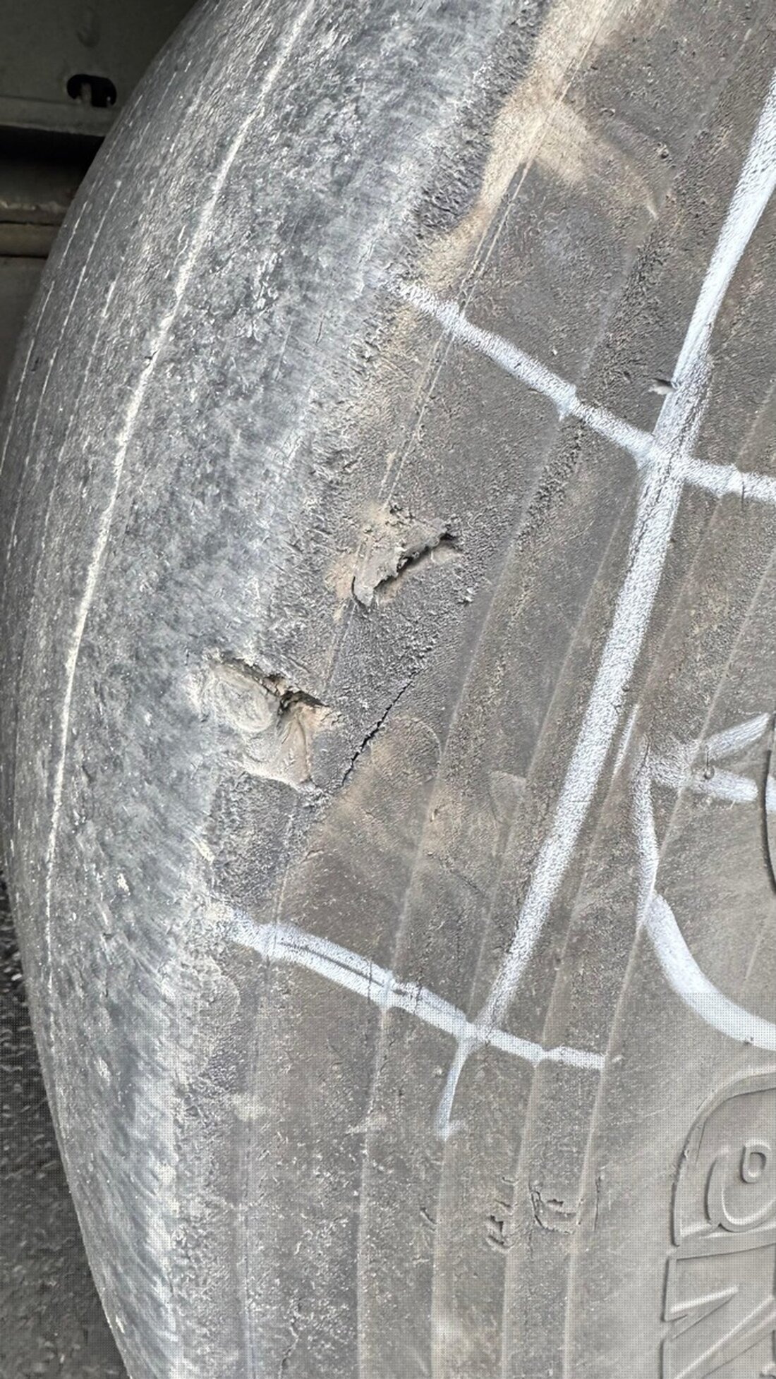 In Malsfeld überprüften Polizei, Zoll und KÜS 35 Fahrzeuge, entdeckten Verstöße und untersagten die Weiterfahrt wegen technischer Mängel.