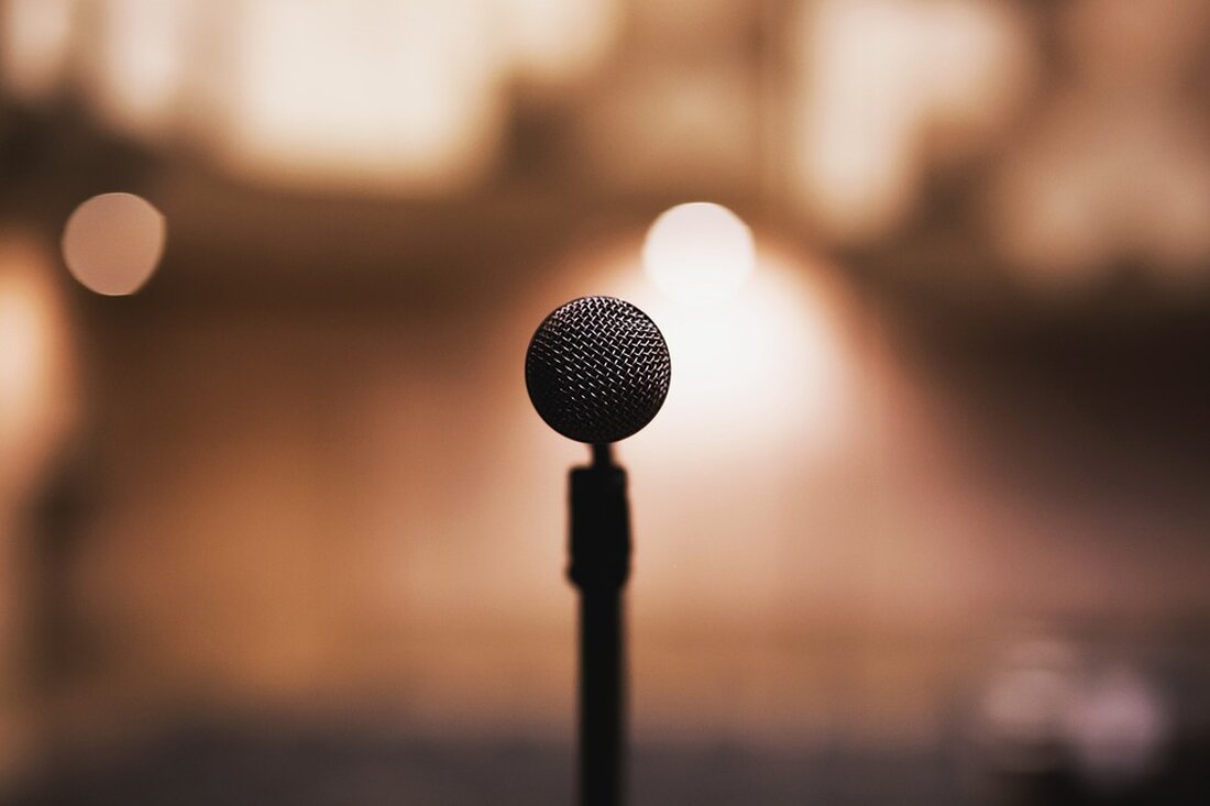 Konzert von Sebastian Krumbiegel in Schleusingen von Polizei gesichert Sebastian Krumbiegel ist am Samstag im Südthüringer Schleusingen aufgetreten. Wie schon seine Lesung am Freitag in Greifswald musste das Konzert von der Polizei gesichert werden. Situation in Schleusingen Schleusingen. Im südthüringischen Schleusingen hat die Polizei am Wochenende ein Konzert des Sängers Sebastian Krumbiegel gesichert. Der Prinzen-Frontmann wollte mit seinem Auftritt im Rahmen einer Gegenveranstaltung der örtlichen Evangelischen Kirchengemeinde ein Zeichen gegen Rechtsextremismus setzen. Parallel zu seinem Konzert am Samstagabend in Schleusingen fand ein Aufzug der rechtsgerichteten Wählergemeinschaft „Zukunft Hildburghausen“ statt. An dem Marsch der Rechtsextremen nahmen nach Polizeiangaben etwa 95 Menschen …